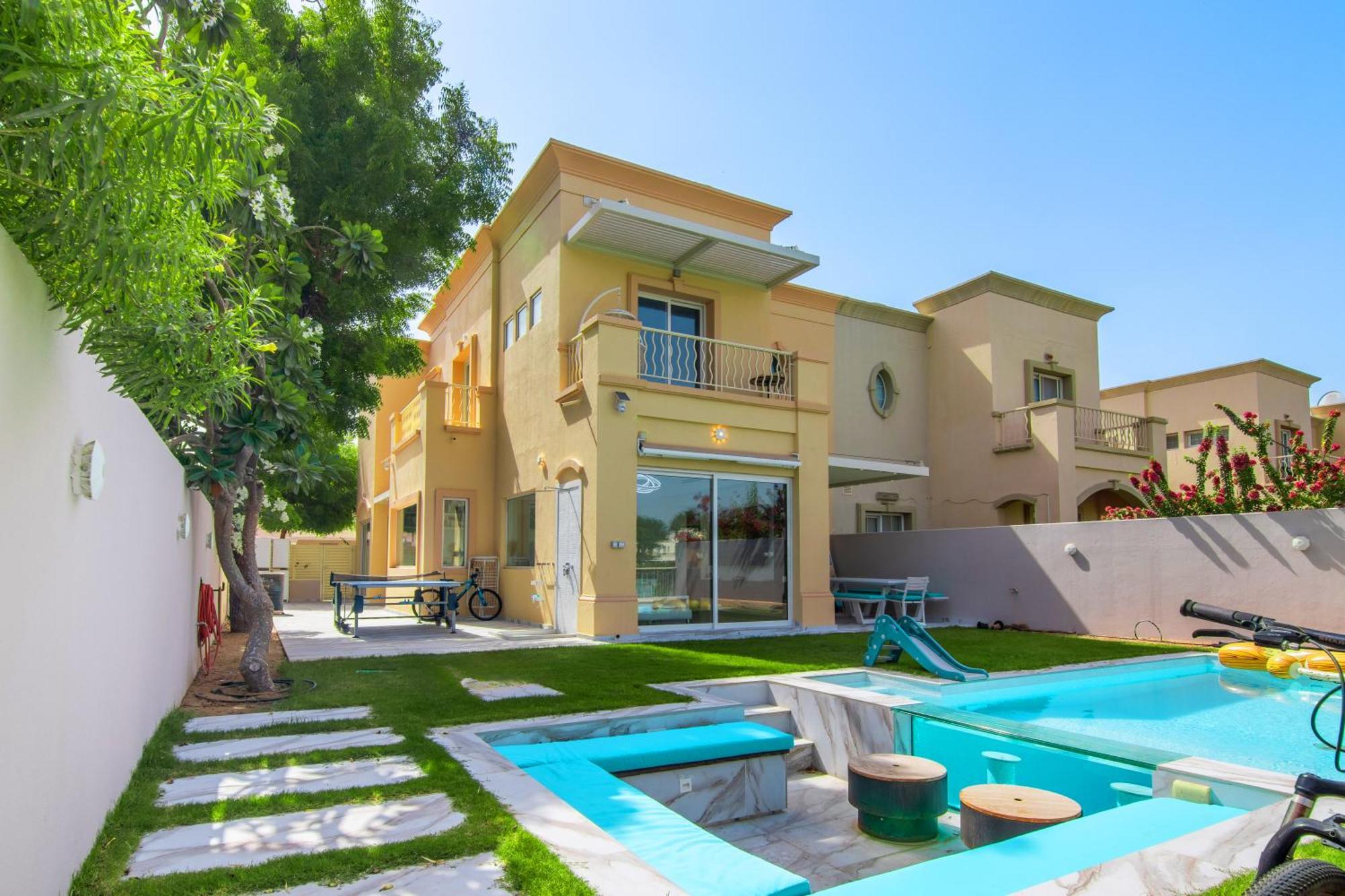 Villa Elegant Lakeside With A Private Pool