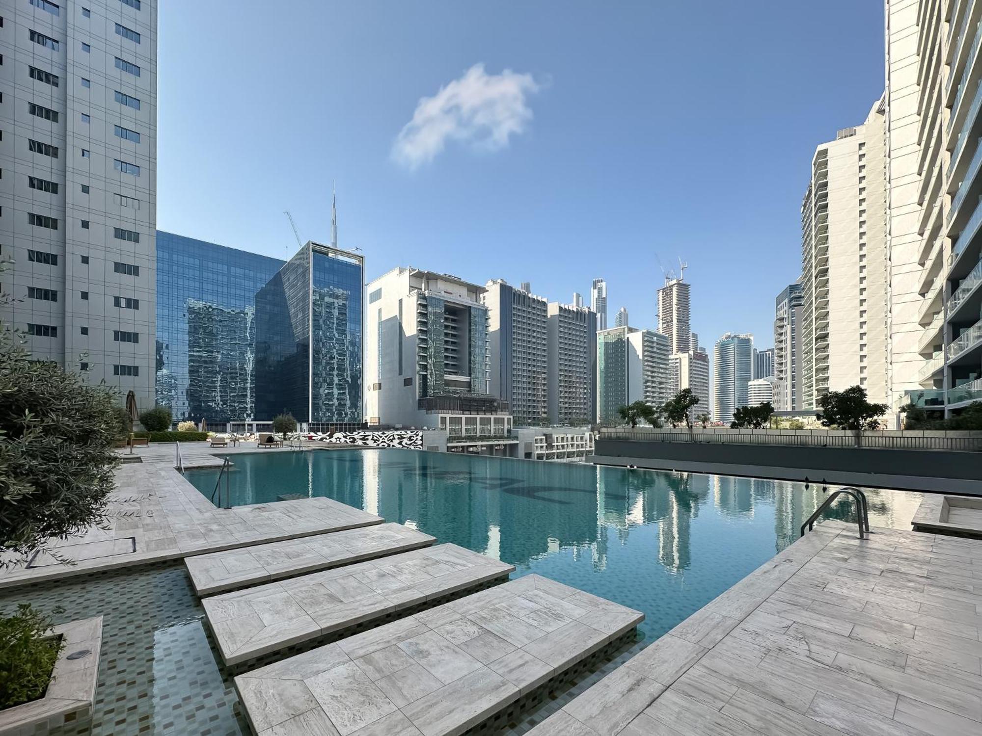 Unparalleled Splendor - Luxe In Business Bay Apartment *