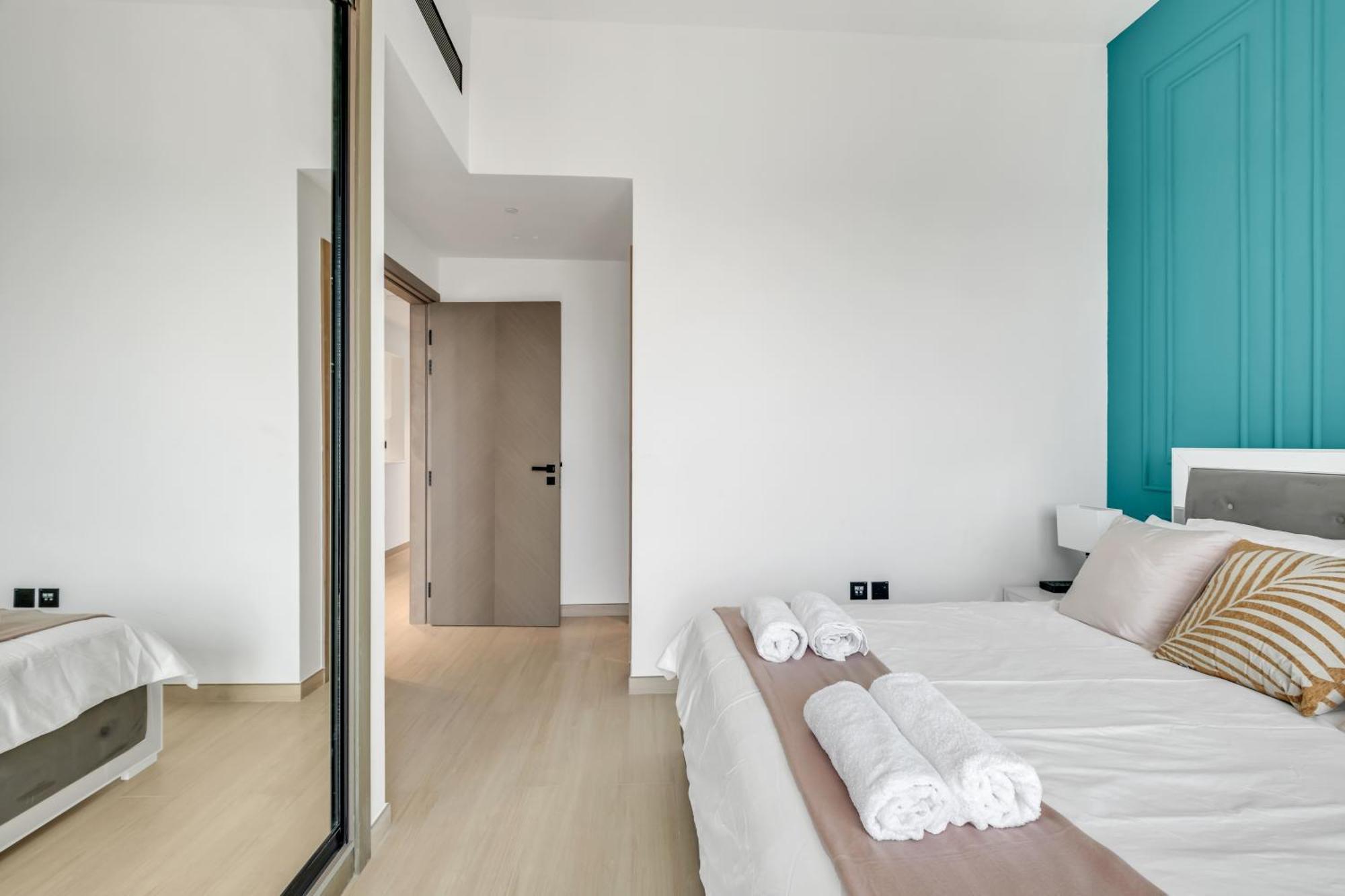 Chic 2br For 6 With King Bed, Pool, Stunning Views Dubai