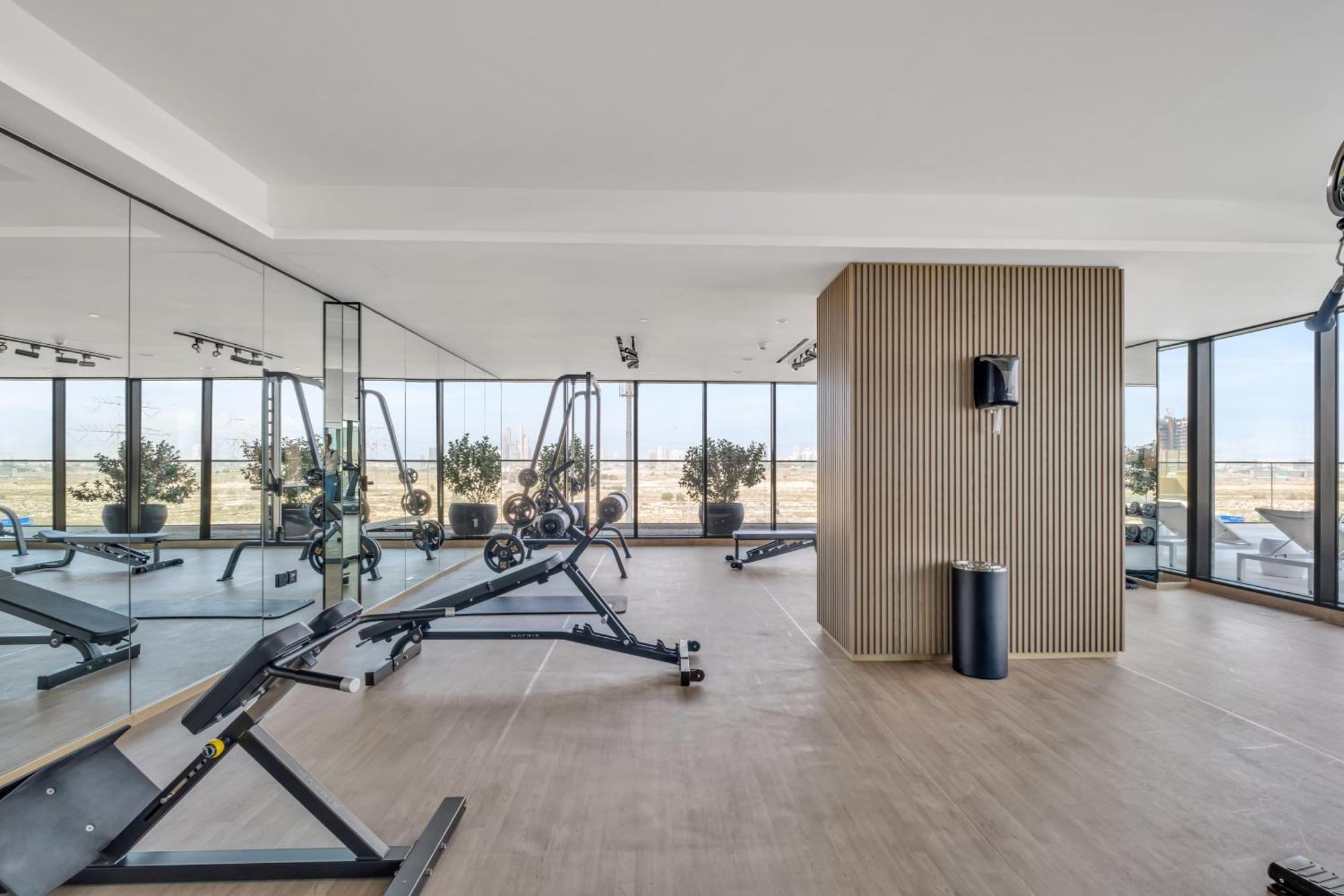 Chic 2br For 6 With King Bed, Pool, Stunning Views Dubai