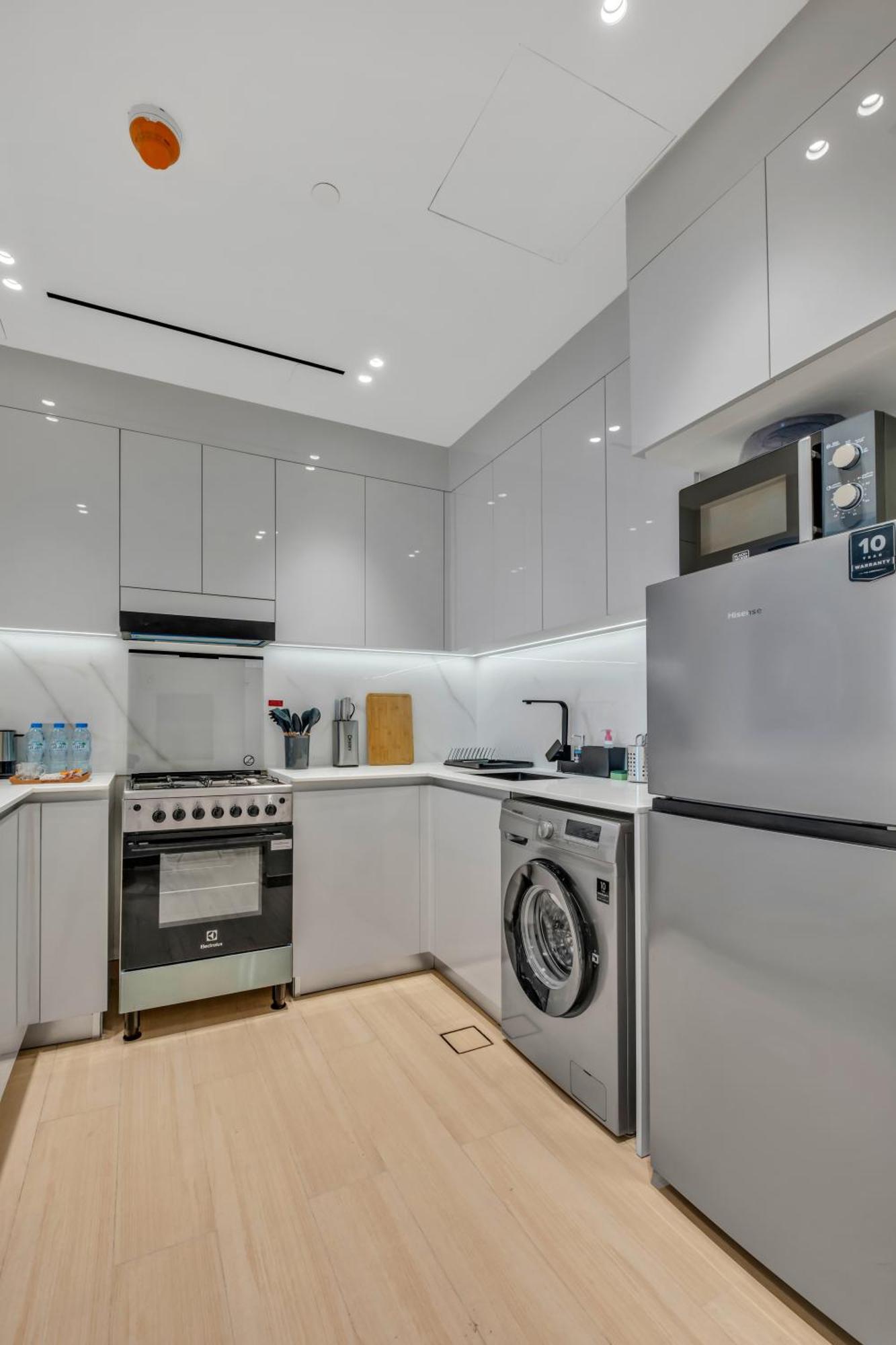 Apartment Chic 2br For 6 With King Bed, Pool, Stunning Views