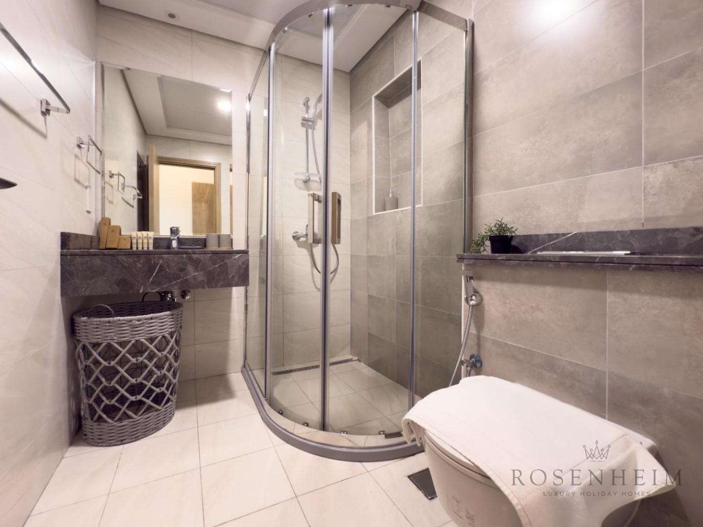 Rosenheim | 1 Bedroom Modern W/burj Khalifa View * Dubai