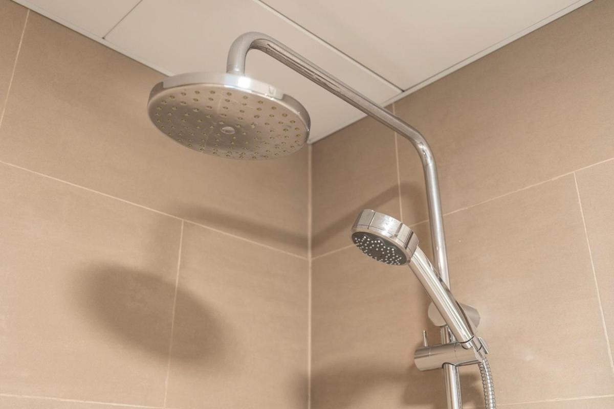 Daire Warm 2-bedrooms With Modern Kitchen Interior In The Greens! Dubai