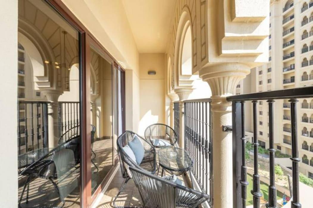 Daire Stylish 1-bedroom Retreat With Pool In Vibrant Jumeirah Golf Estates