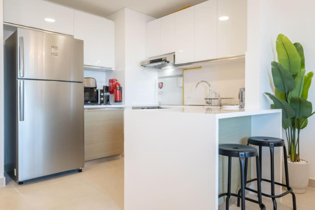 Stylish 1-bedroom Retreat With Pool In Vibrant Jumeirah Golf Estates Daire