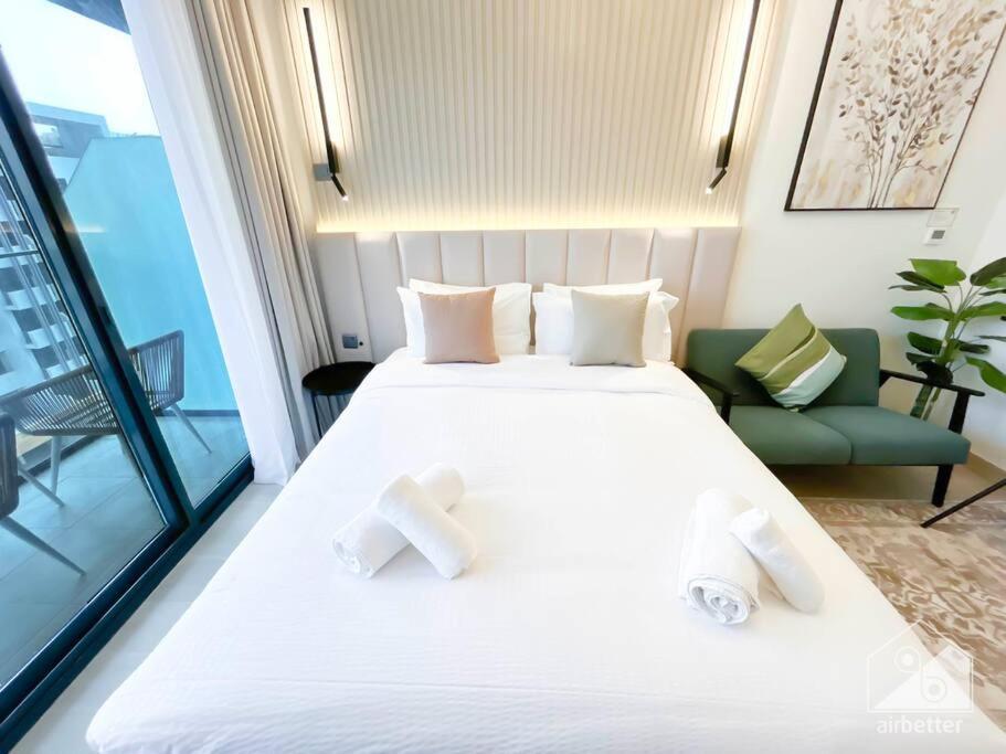 Opulent With Balcony At Aziz Riviera Dubai