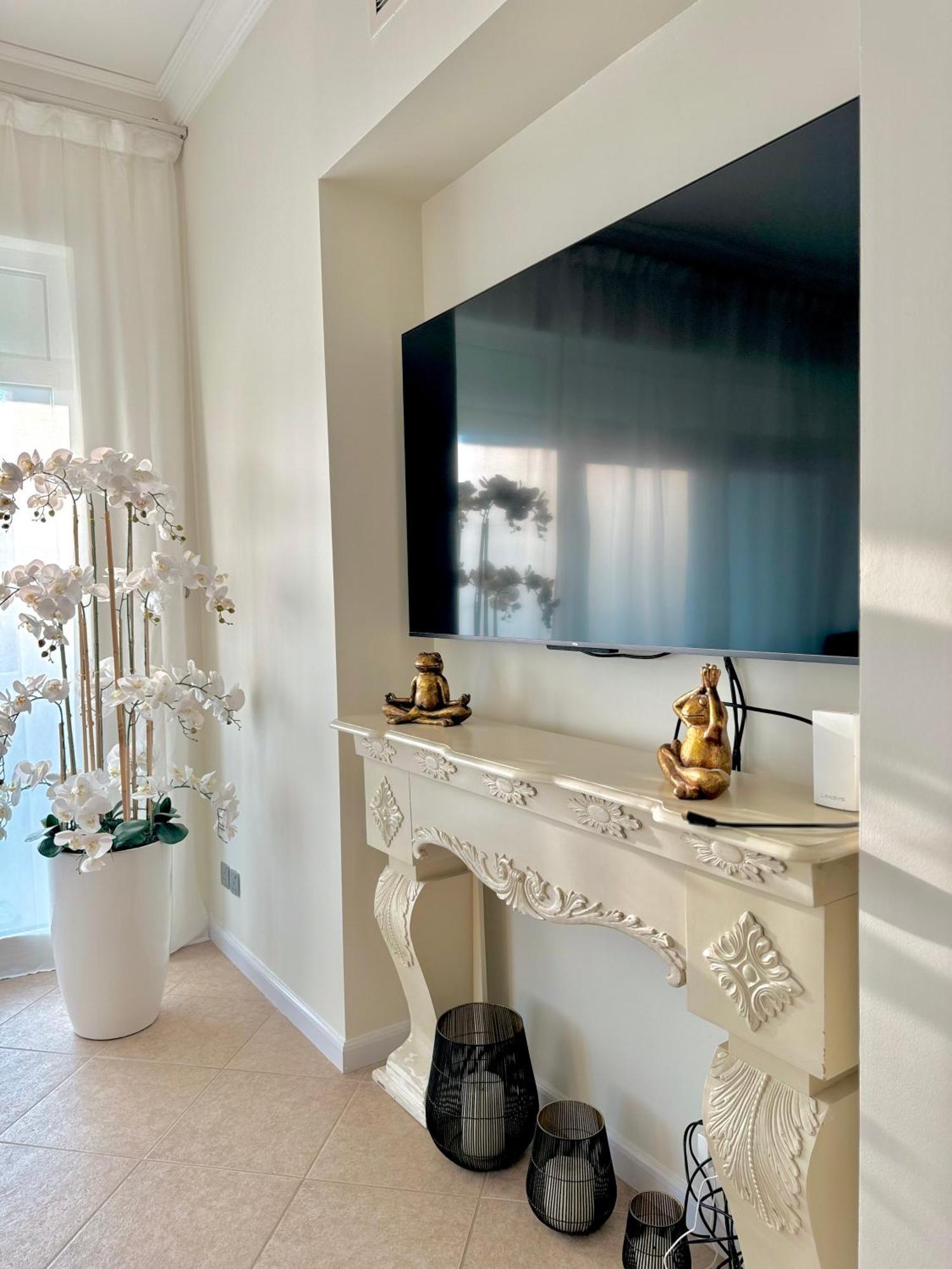 Luxury - Beachfront - Spacious Shoreline Residences - 5 Star Private Dubai
