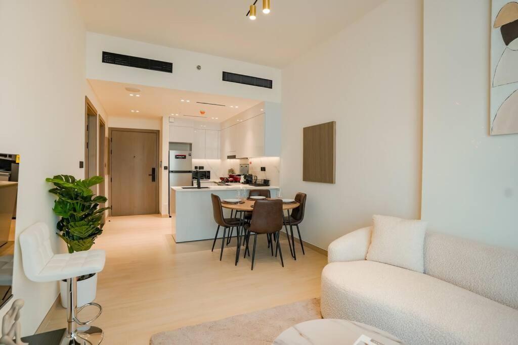 Luxury 1br In Jvc W Pool Gym Parking And Close To Attractions Dubai