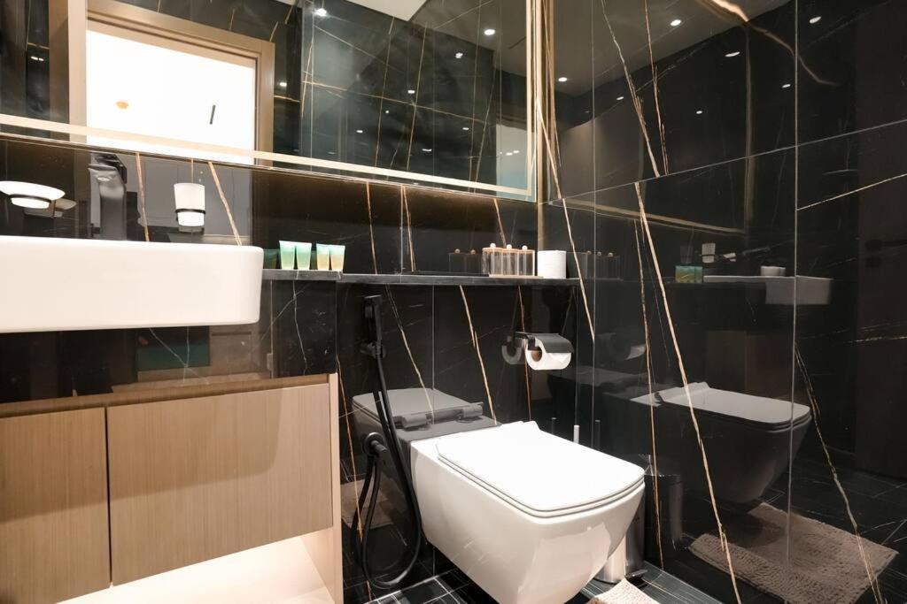Luxury 1br In Jvc W Pool Gym Parking And Close To Attractions *
