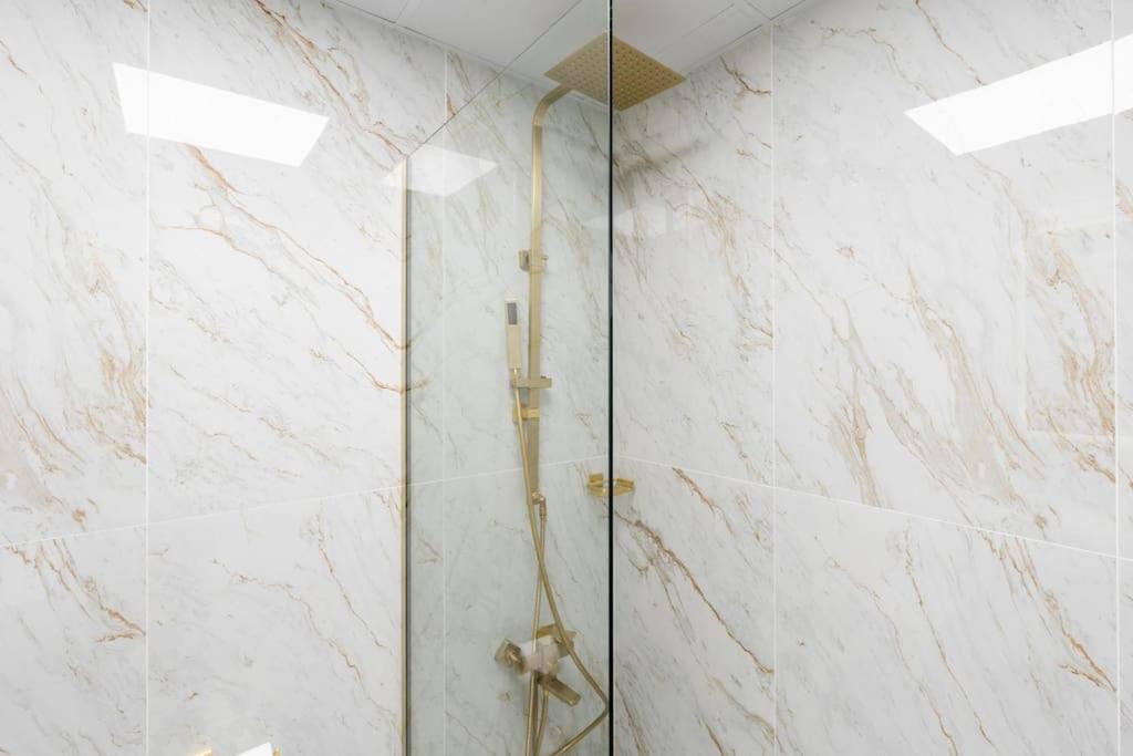 White Sage Stunning New In Marina Apartment