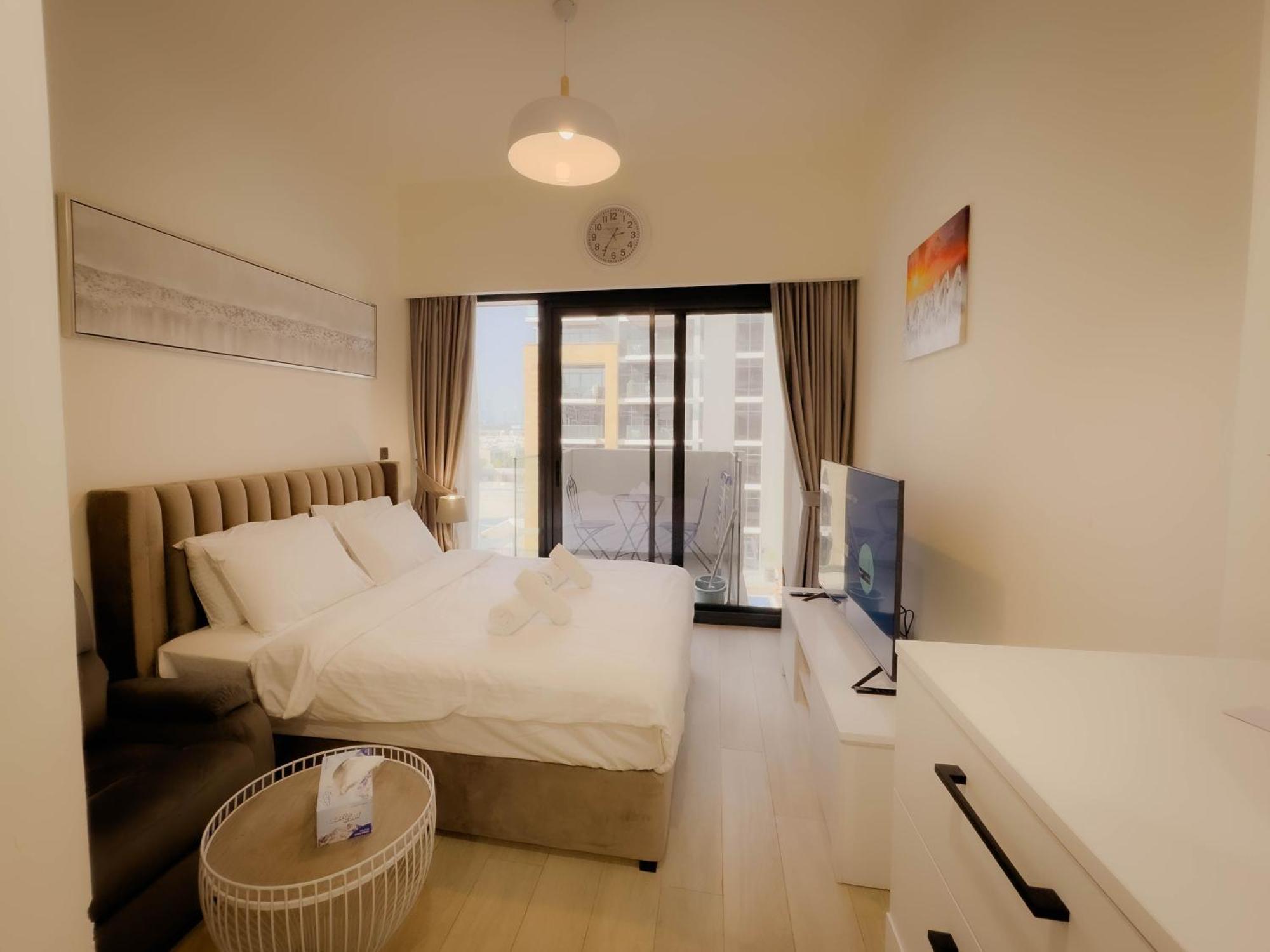 Lavish 10 Min Downtown Apartment