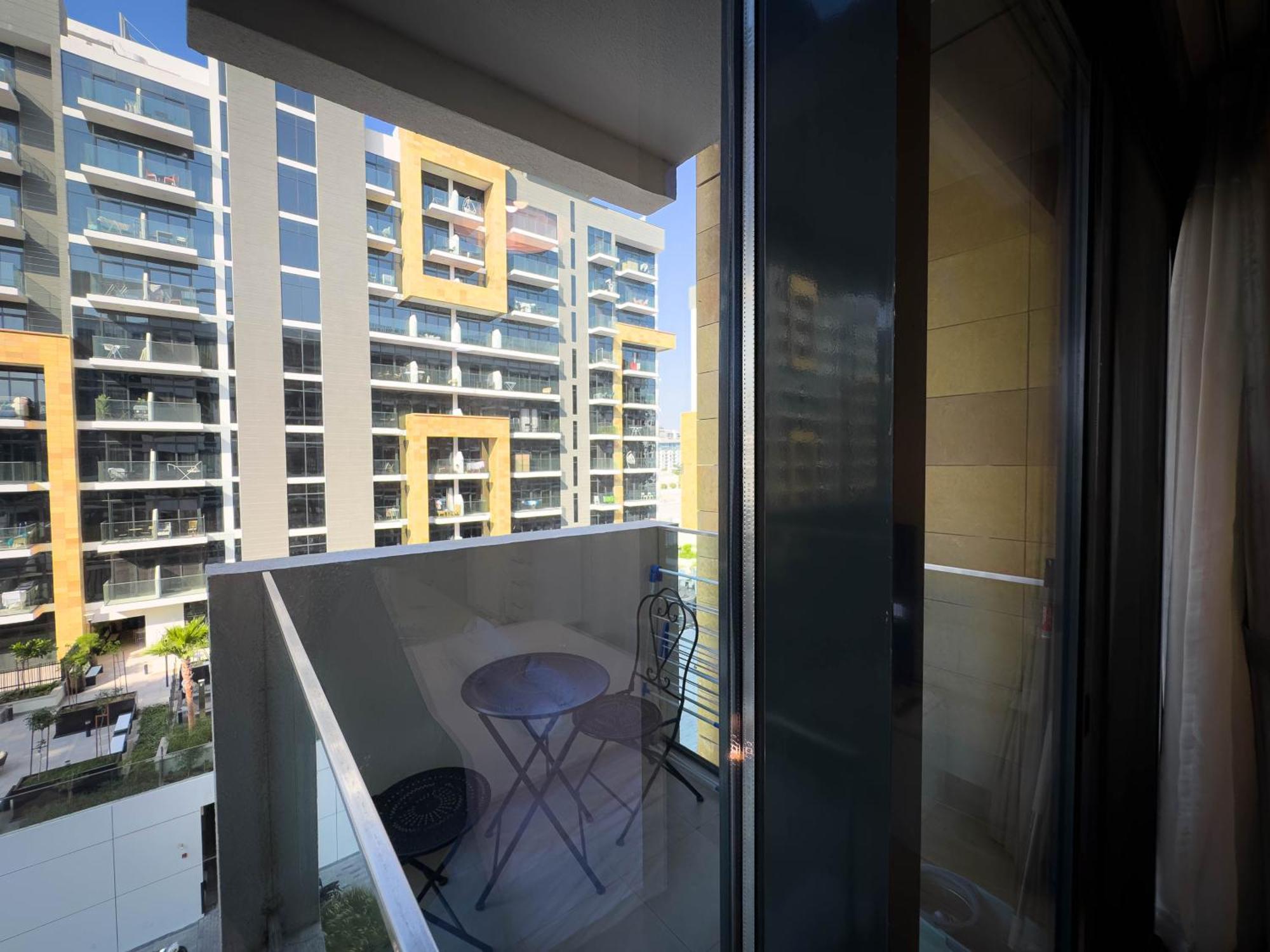 Lavish 10 Min Downtown Apartment