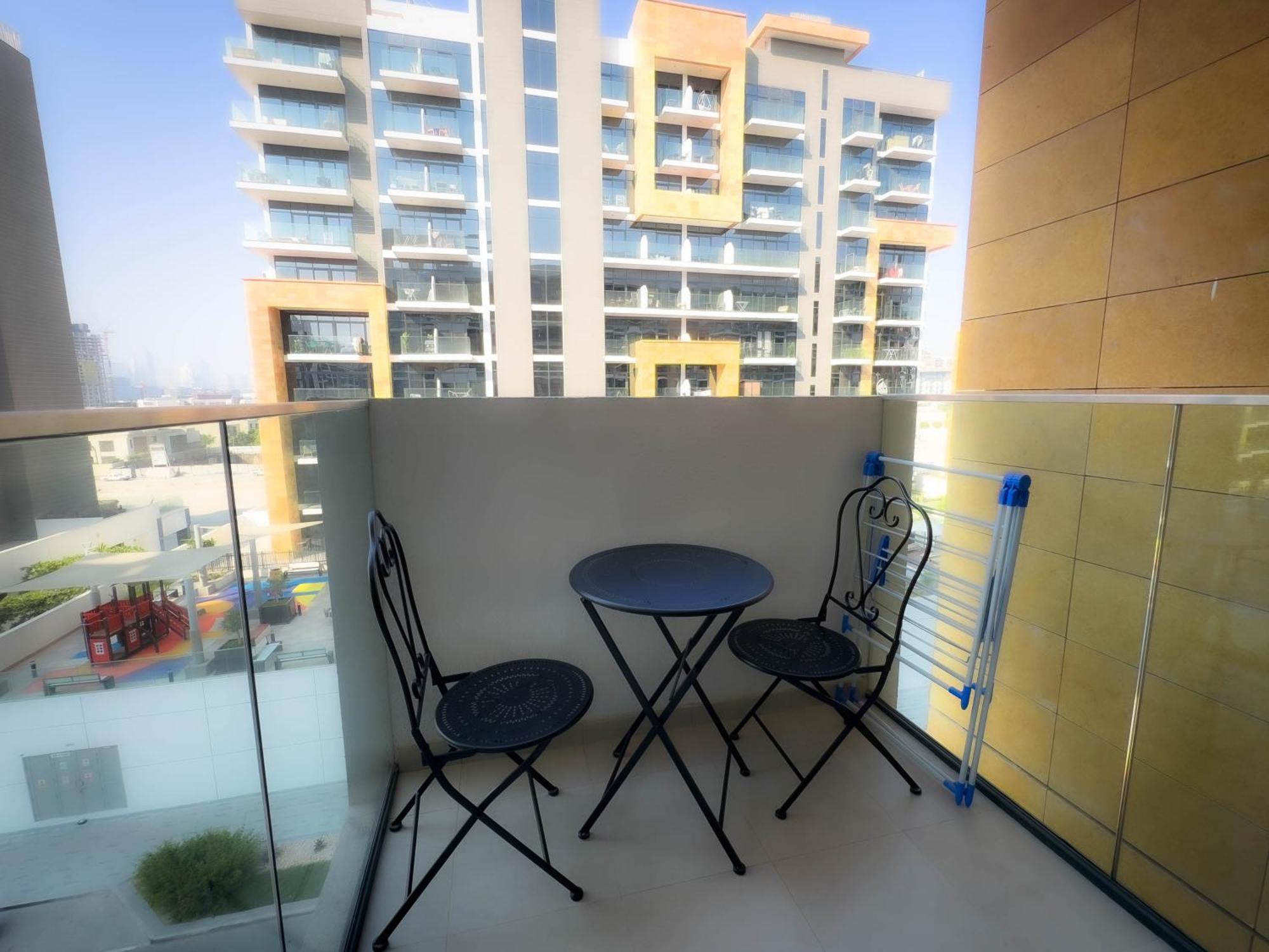 Lavish 10 Min Downtown Apartment *