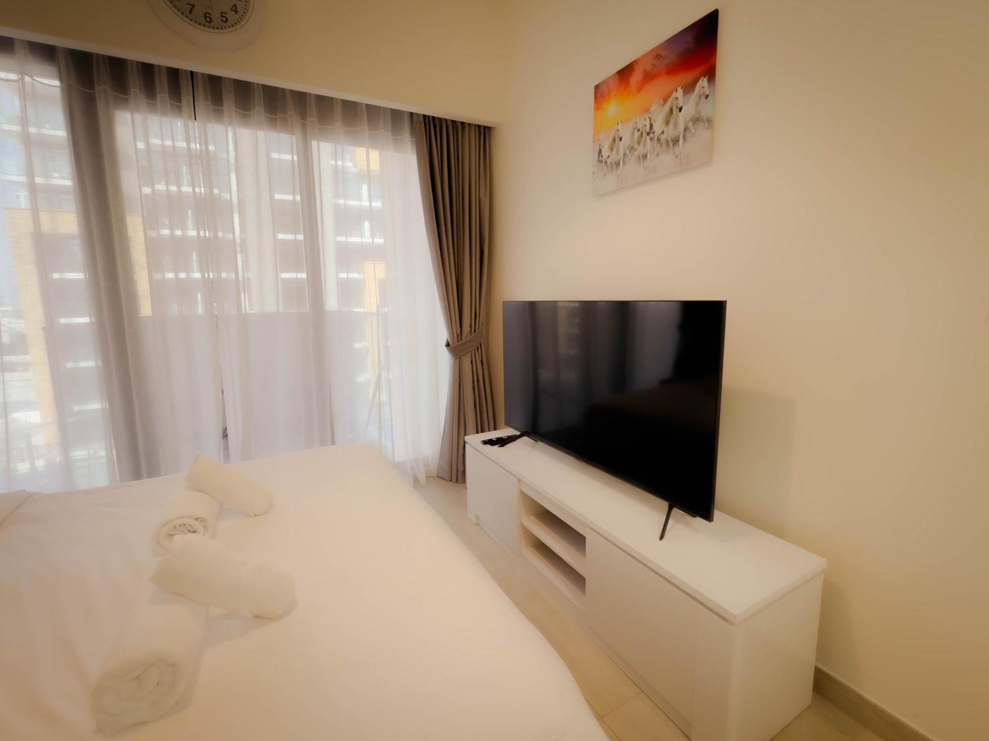 Lavish 10 Min Downtown Apartment