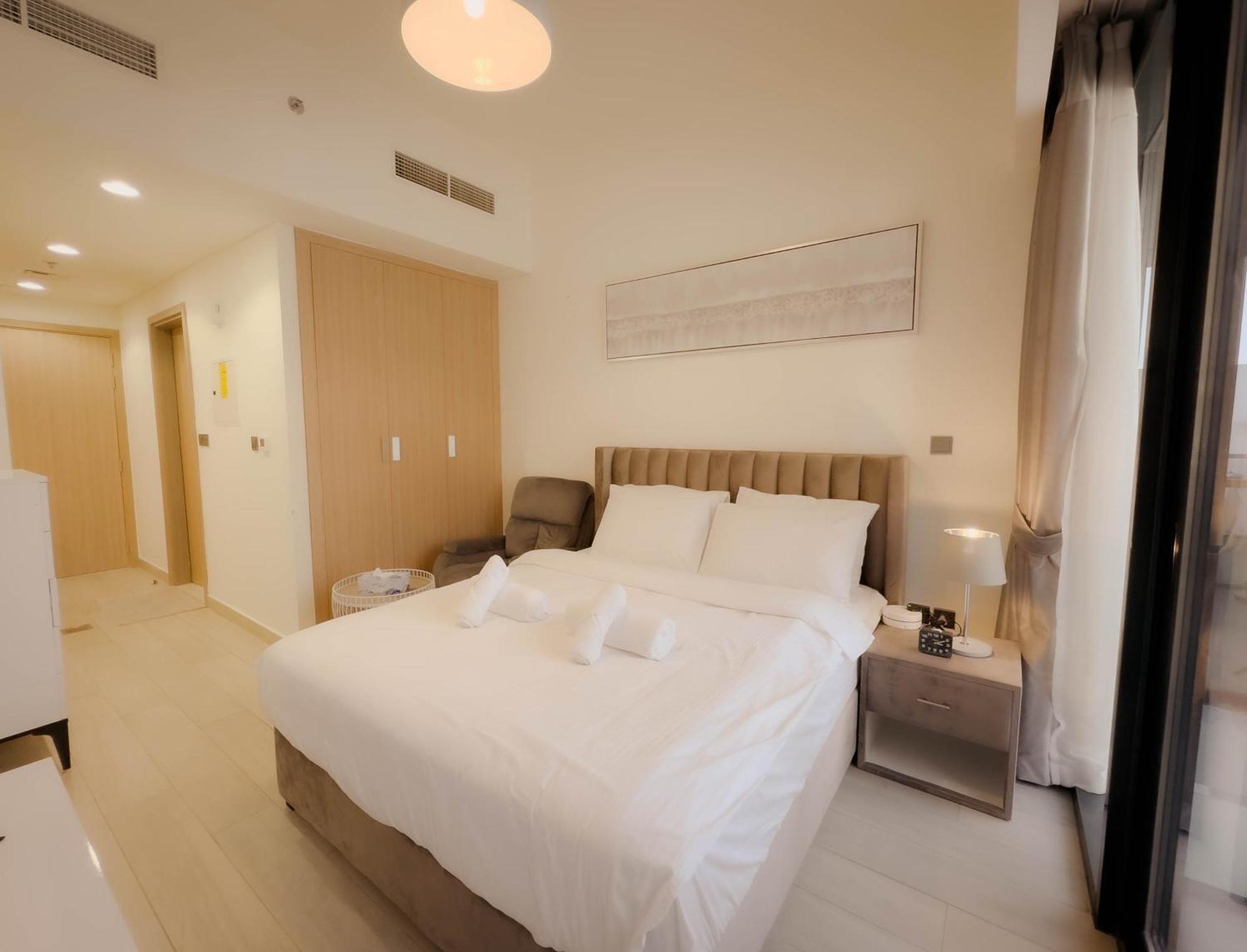 Lavish 10 Min Downtown Apartment