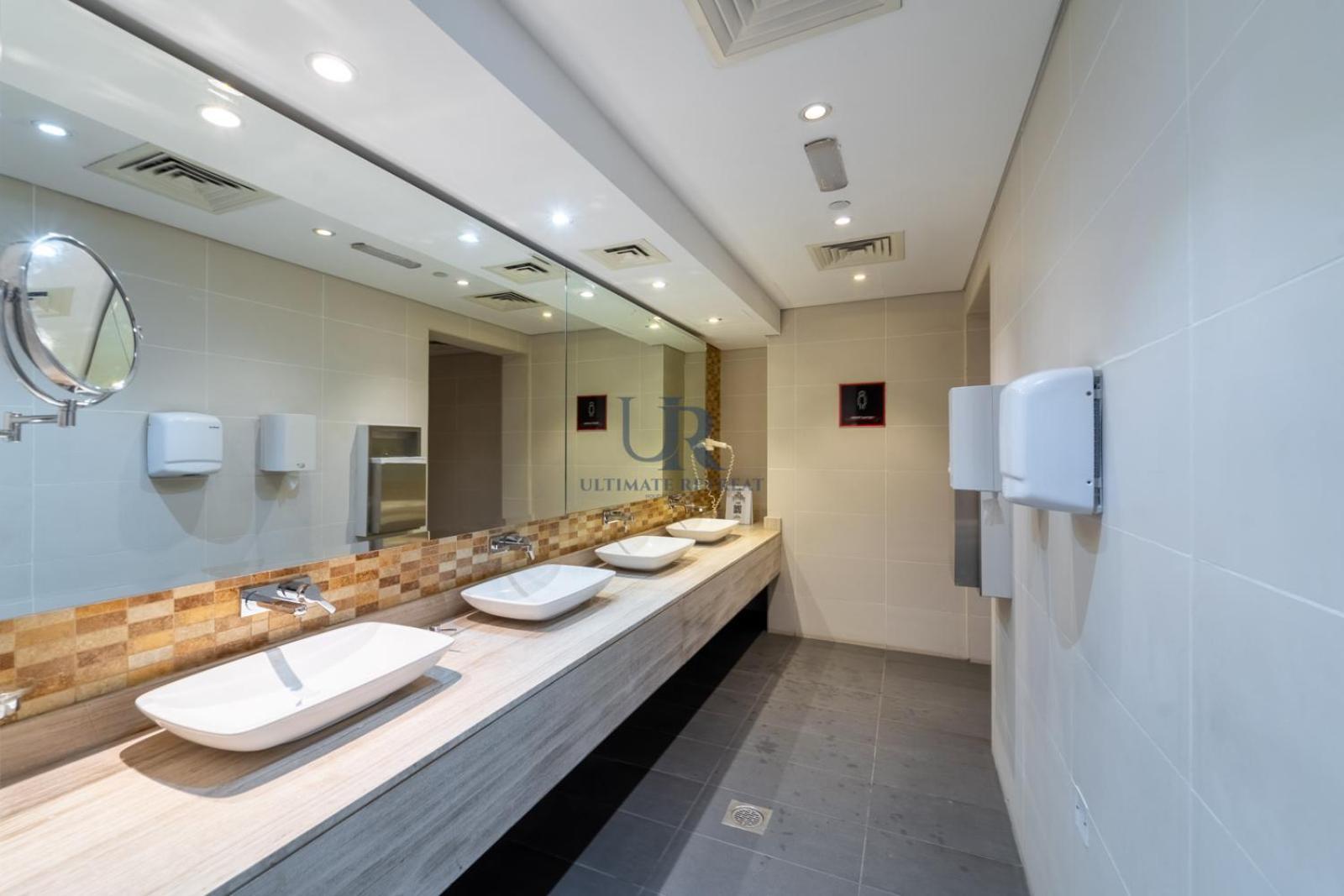 Apartment Huge In Business Bay With Jacuzzi Access 17 Minutes To Trade Fair