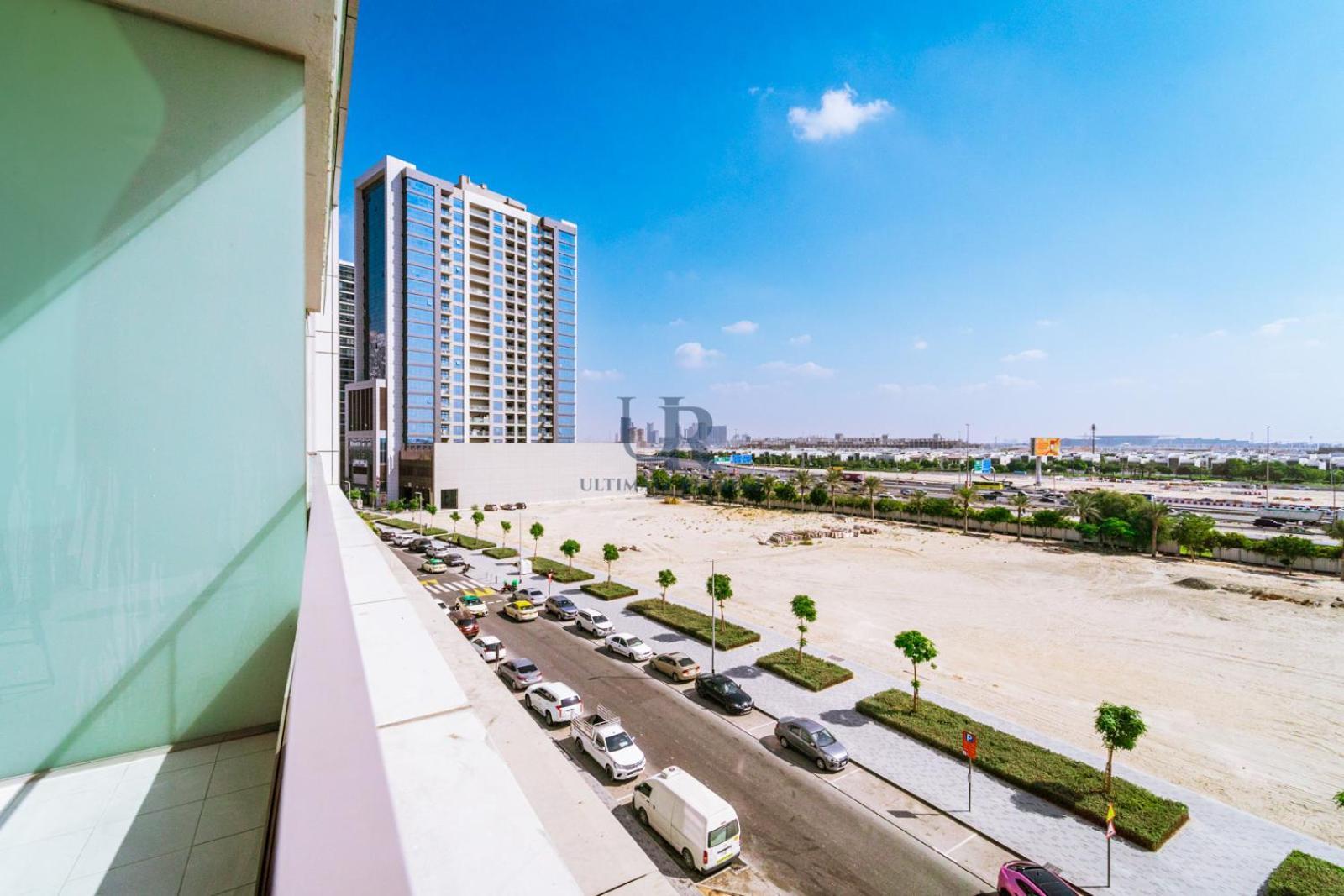Huge In Business Bay With Jacuzzi Access 17 Minutes To Trade Fair * Dubai