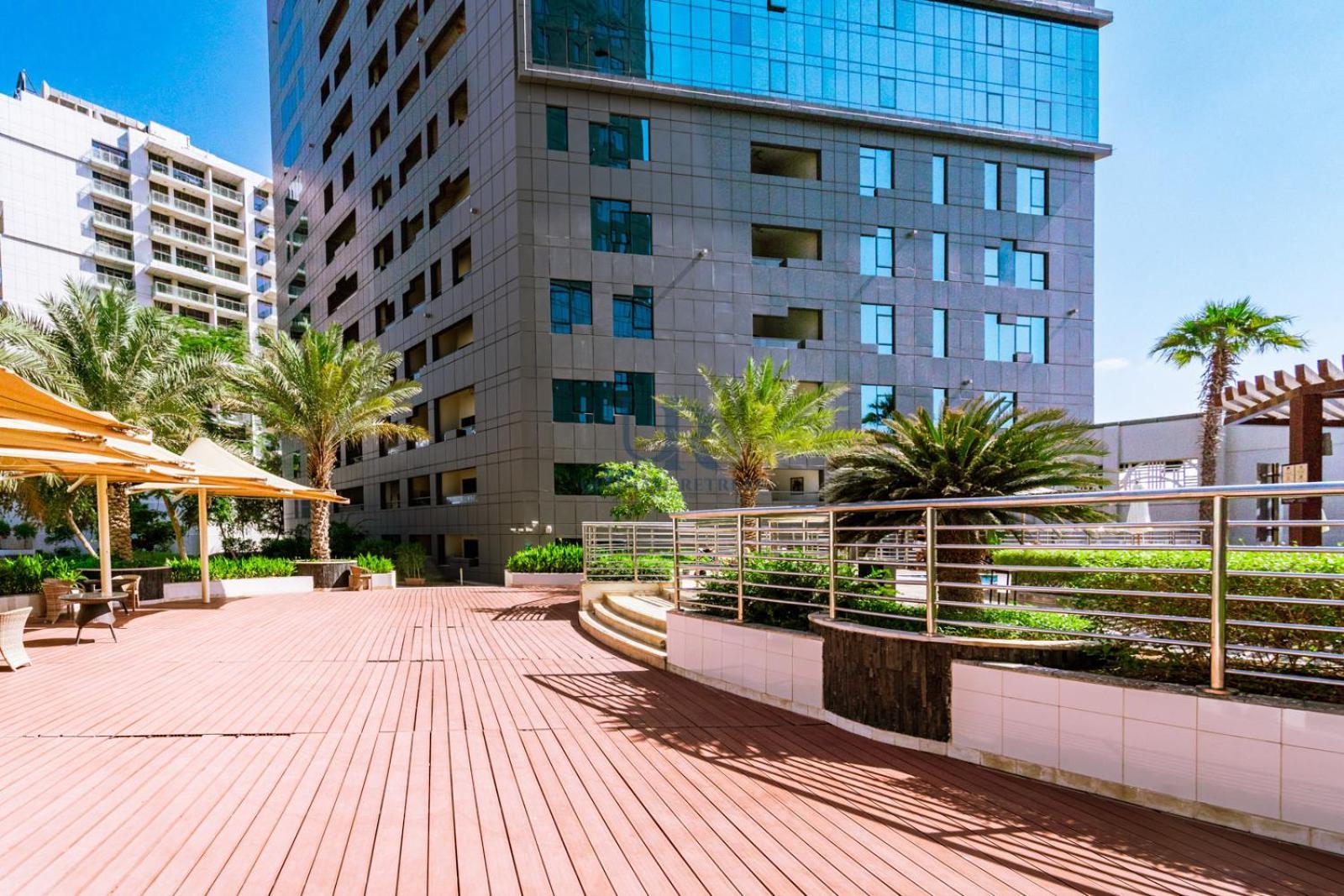 Huge In Business Bay With Jacuzzi Access 17 Minutes To Trade Fair Apartment