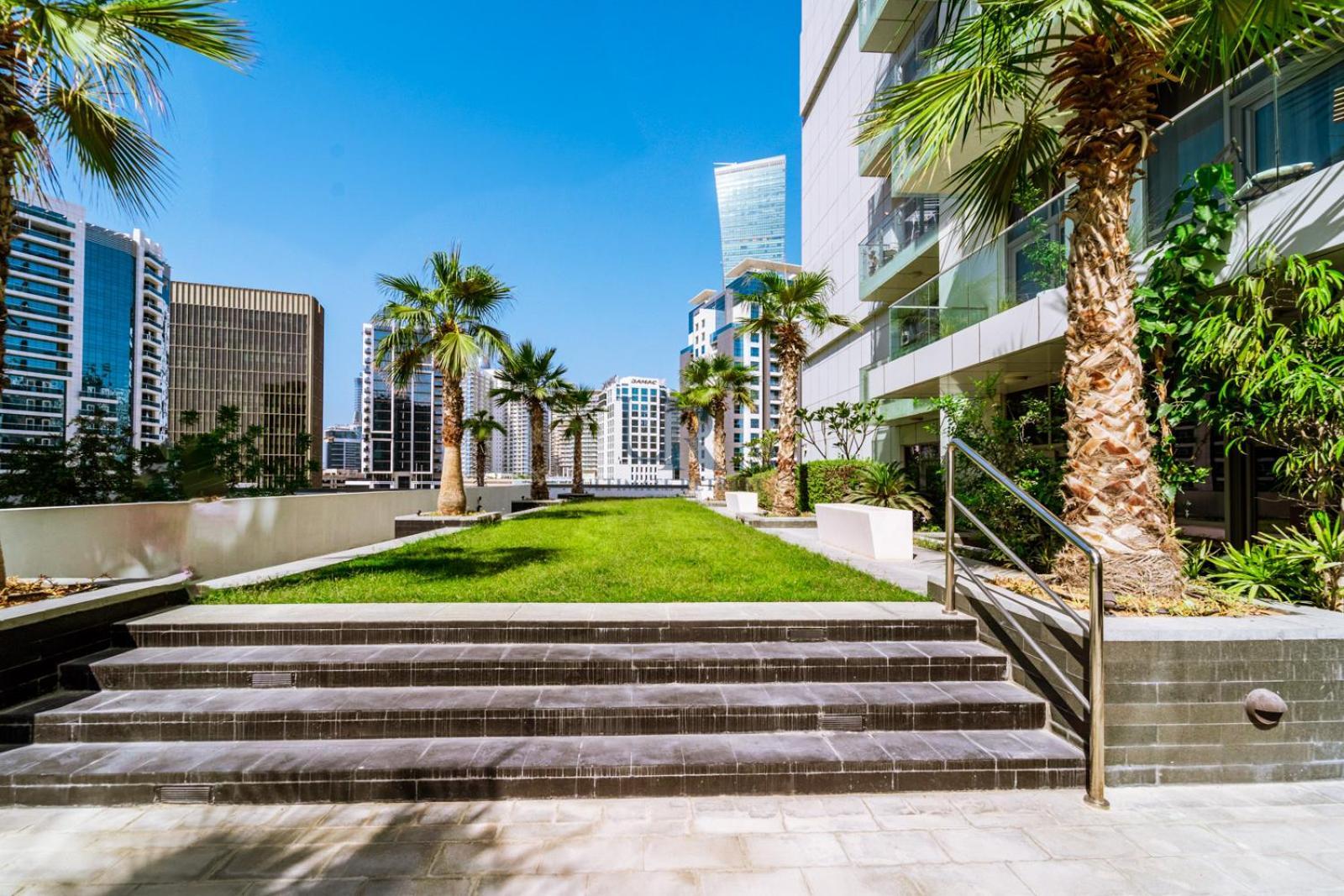 Huge In Business Bay With Jacuzzi Access 17 Minutes To Trade Fair Apartment *