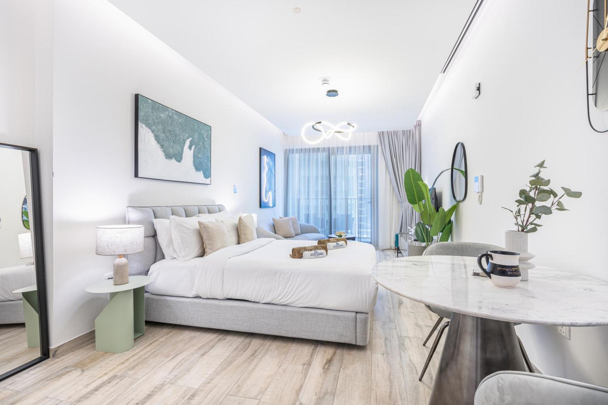 Exquisite Modern Minutes From Downtown Apartment