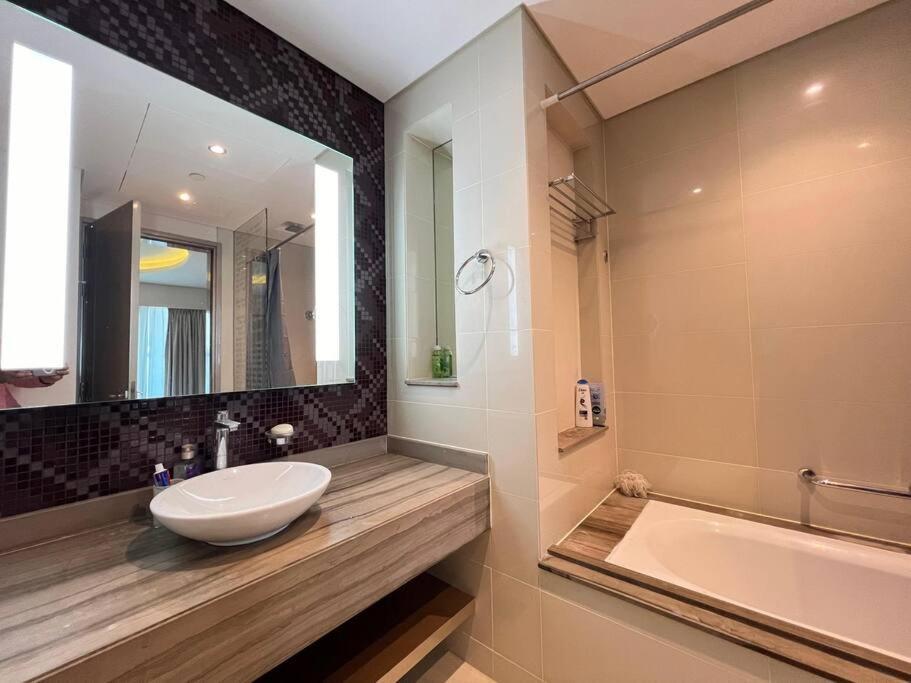 Luxurious & Modern 1br Damac Paramount Business Bay Apartment *