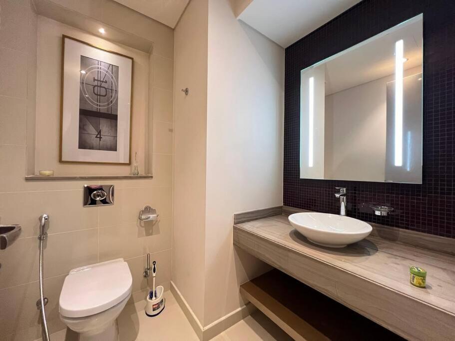 Luxurious & Modern 1br Damac Paramount Business Bay Dubai