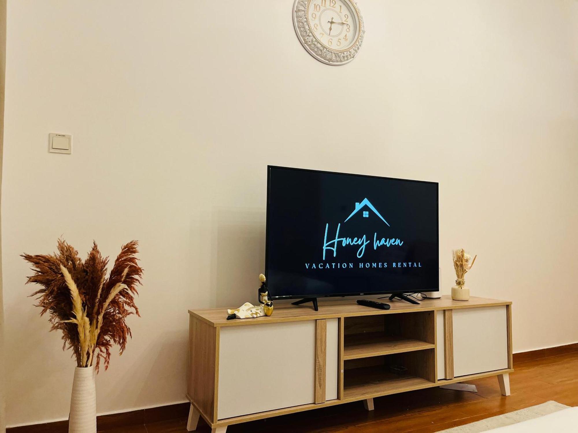 Daire Aesthetically Designed Lavish Apt, Near Marina