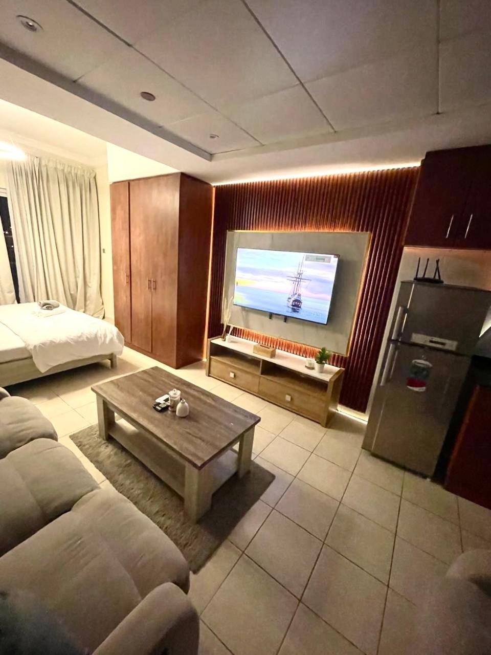 Apartment Ultimate Luxury Apt Near Metro! Dubai