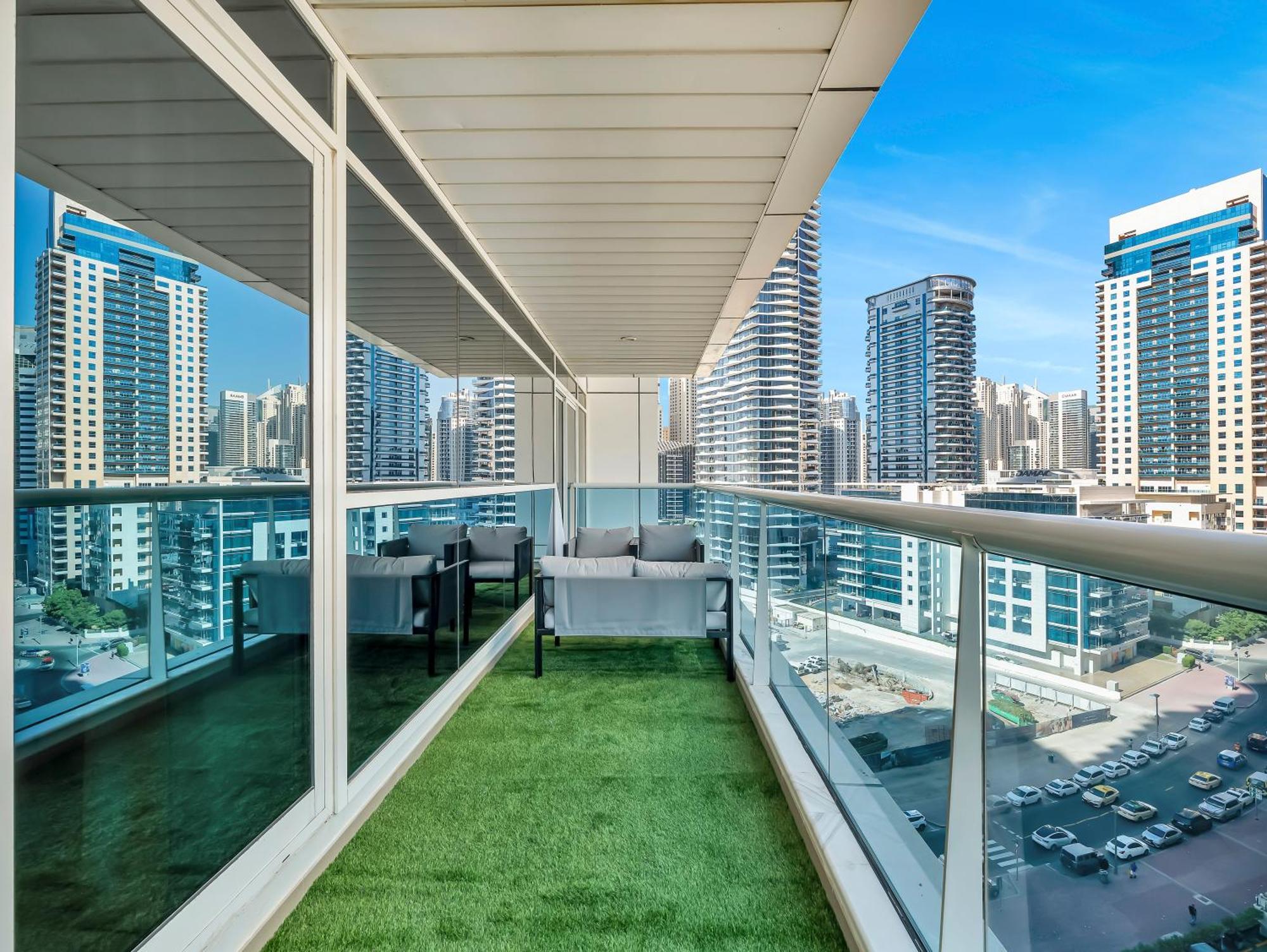 Spacious Near Metro & In Marina * Dubai