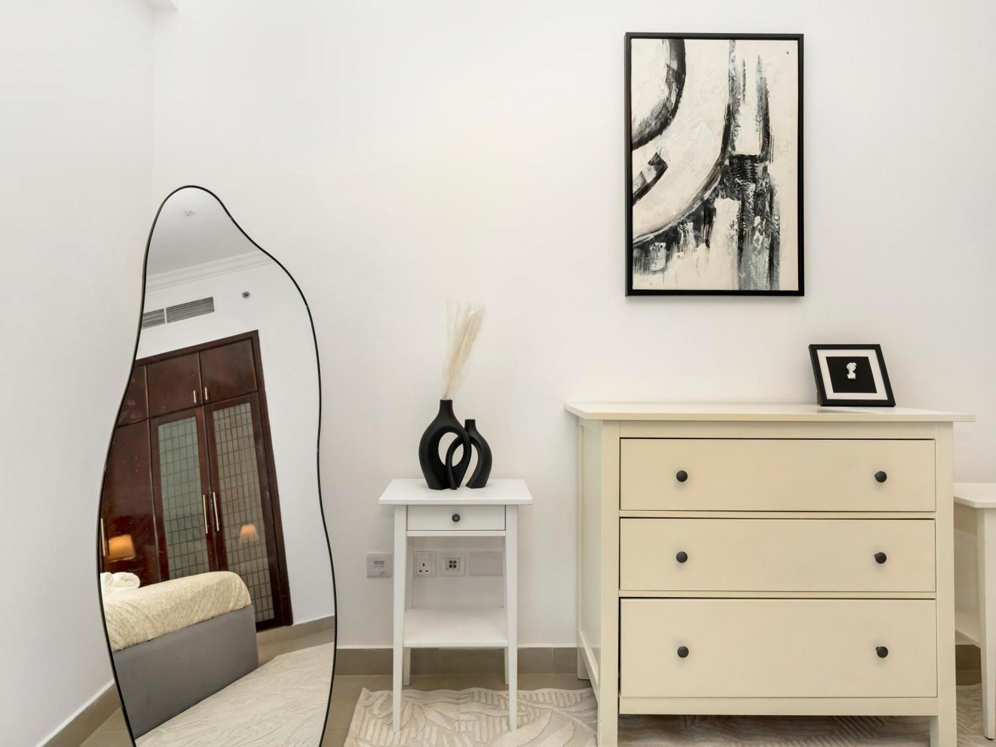 Spacious Near Metro & In Marina Apartment