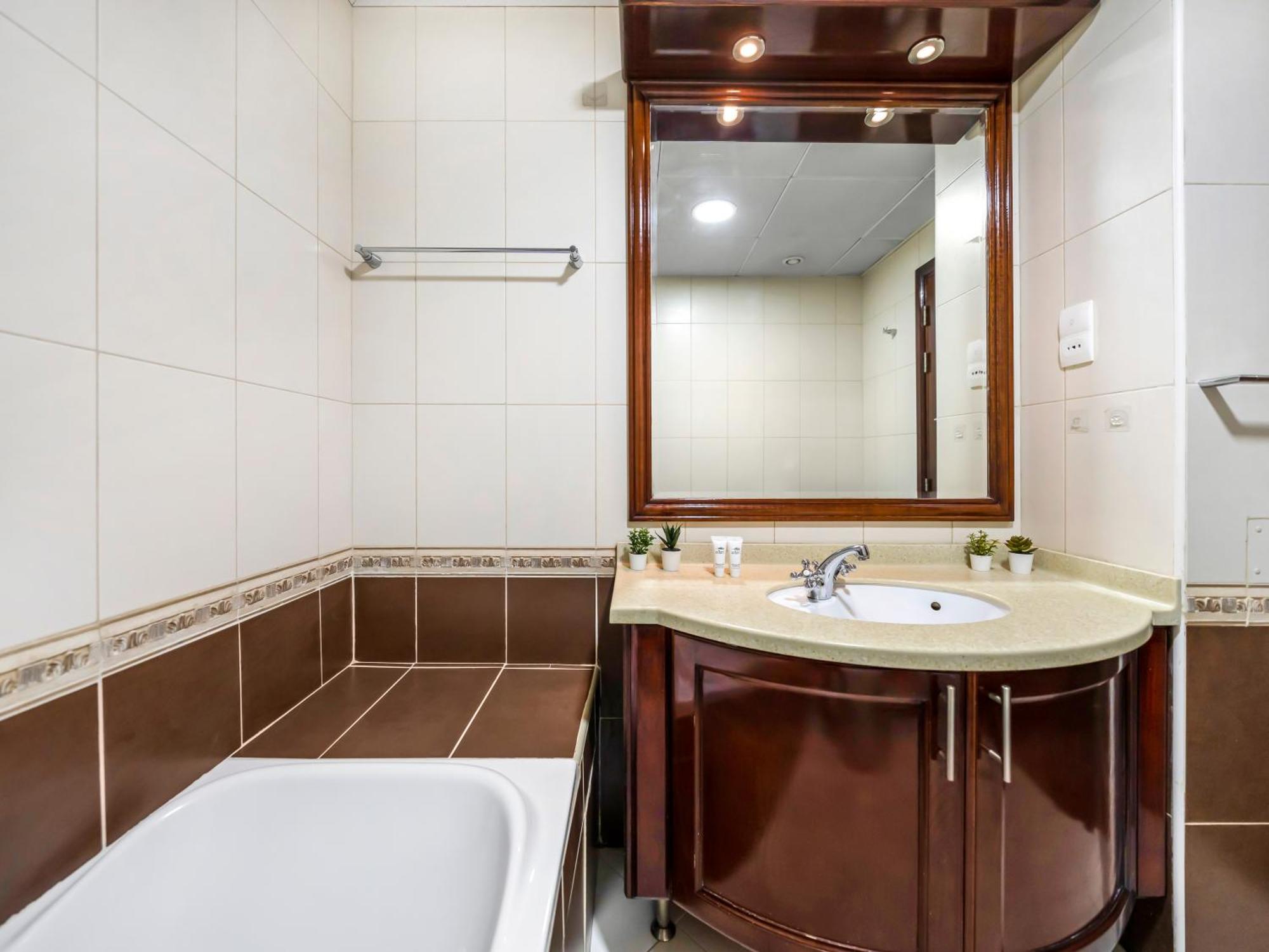 Spacious Near Metro & In Marina Apartment