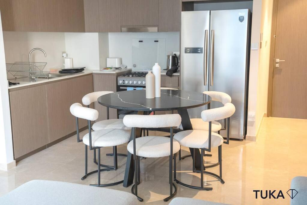 Infinity Pool - Luxury 2-bhk - Fountain View Apartment