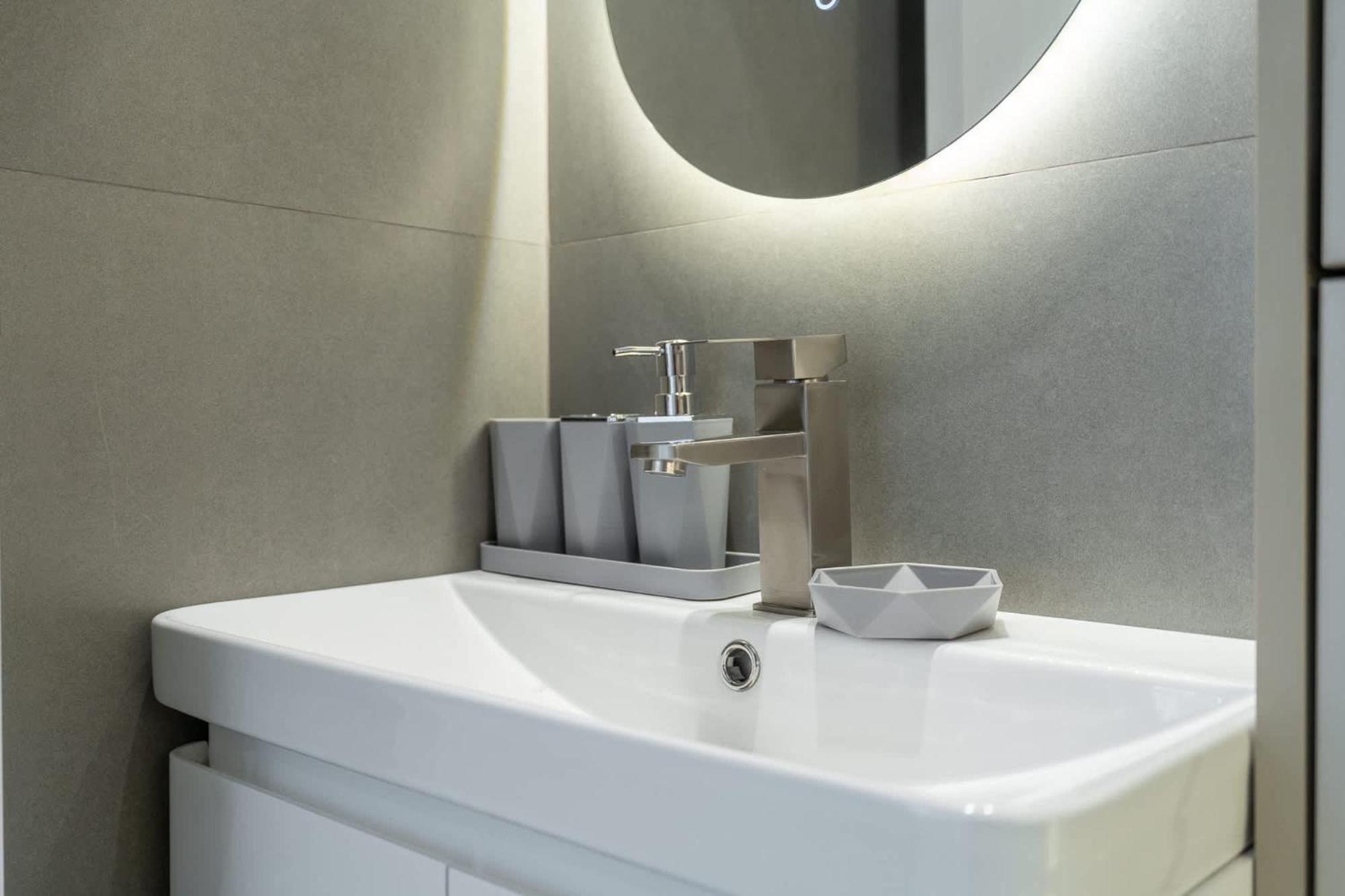 A Fabulous 1 Bedroom In Marina Pinnacle Apartment *