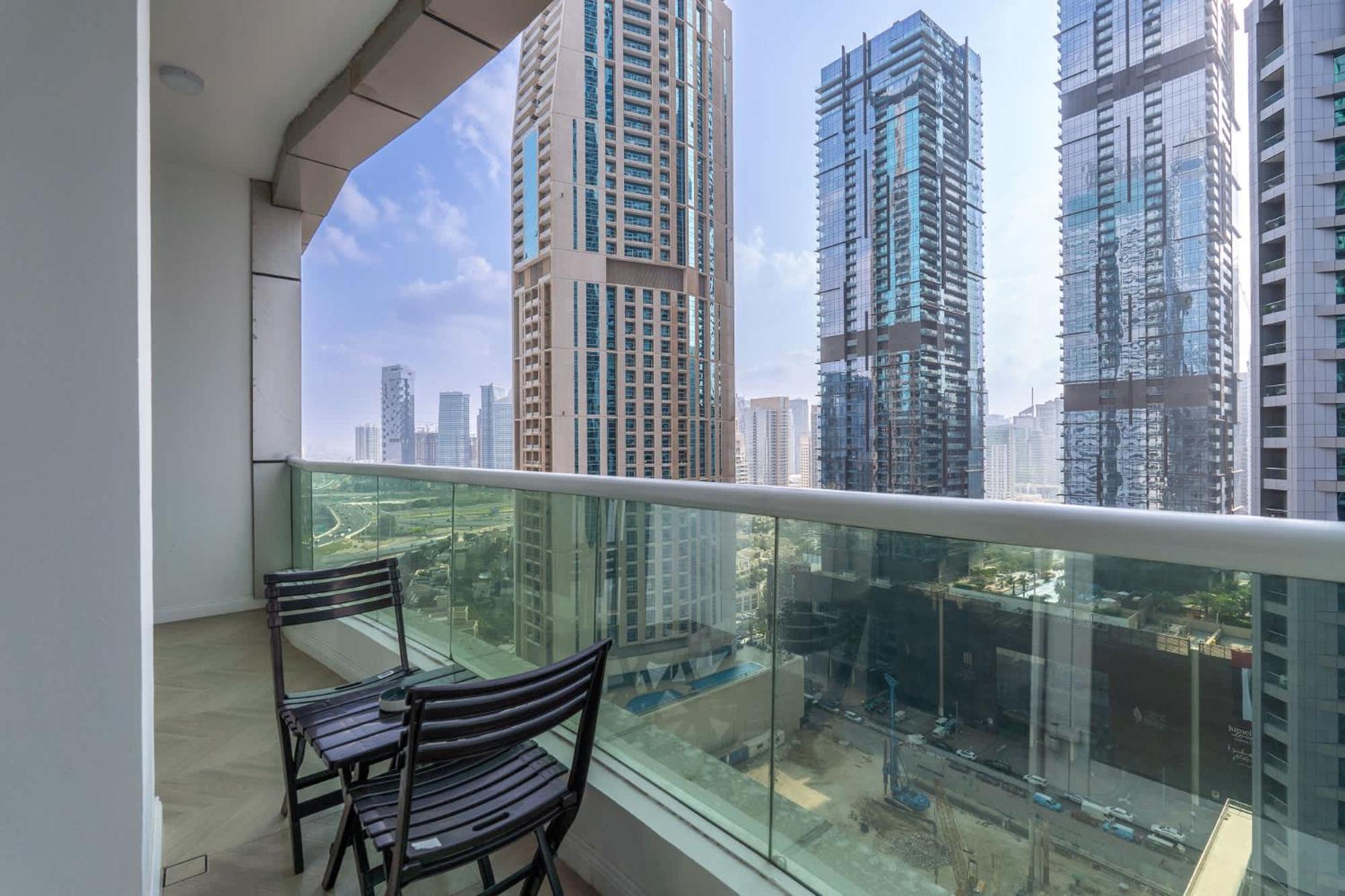 A Fabulous 1 Bedroom In Marina Pinnacle Apartment *
