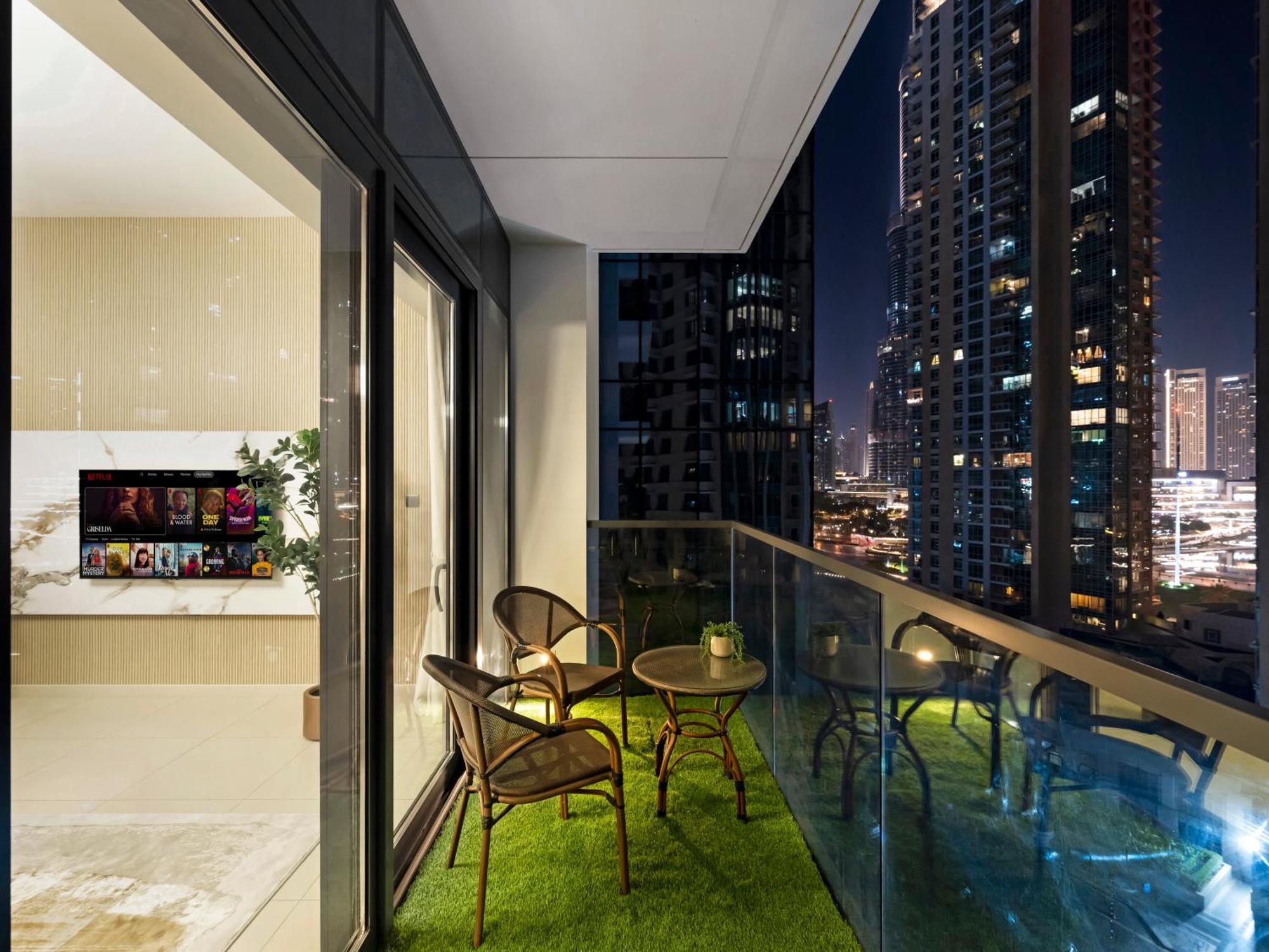 Apartment Luxurious & Spacious 2br L Burj & Fountain Views L Walk To Mall L Pool L Gym *