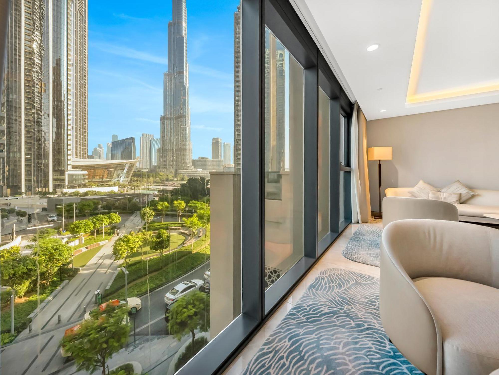 Apartment Luxurious & Spacious 2br L Burj & Fountain Views L Walk To Mall L Pool L Gym Dubai