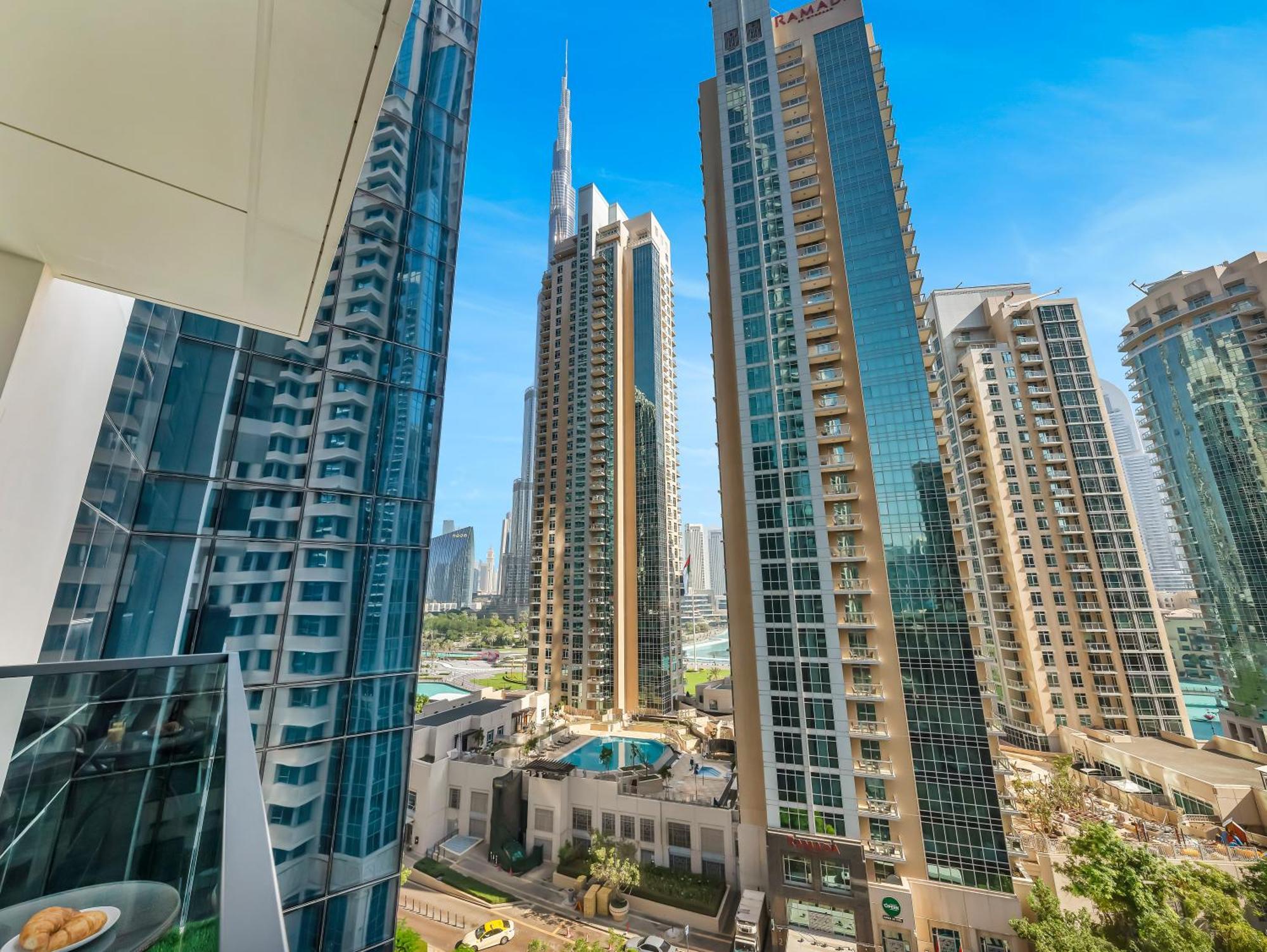 Luxurious & Spacious 2br L Burj & Fountain Views L Walk To Mall L Pool L Gym * Dubai
