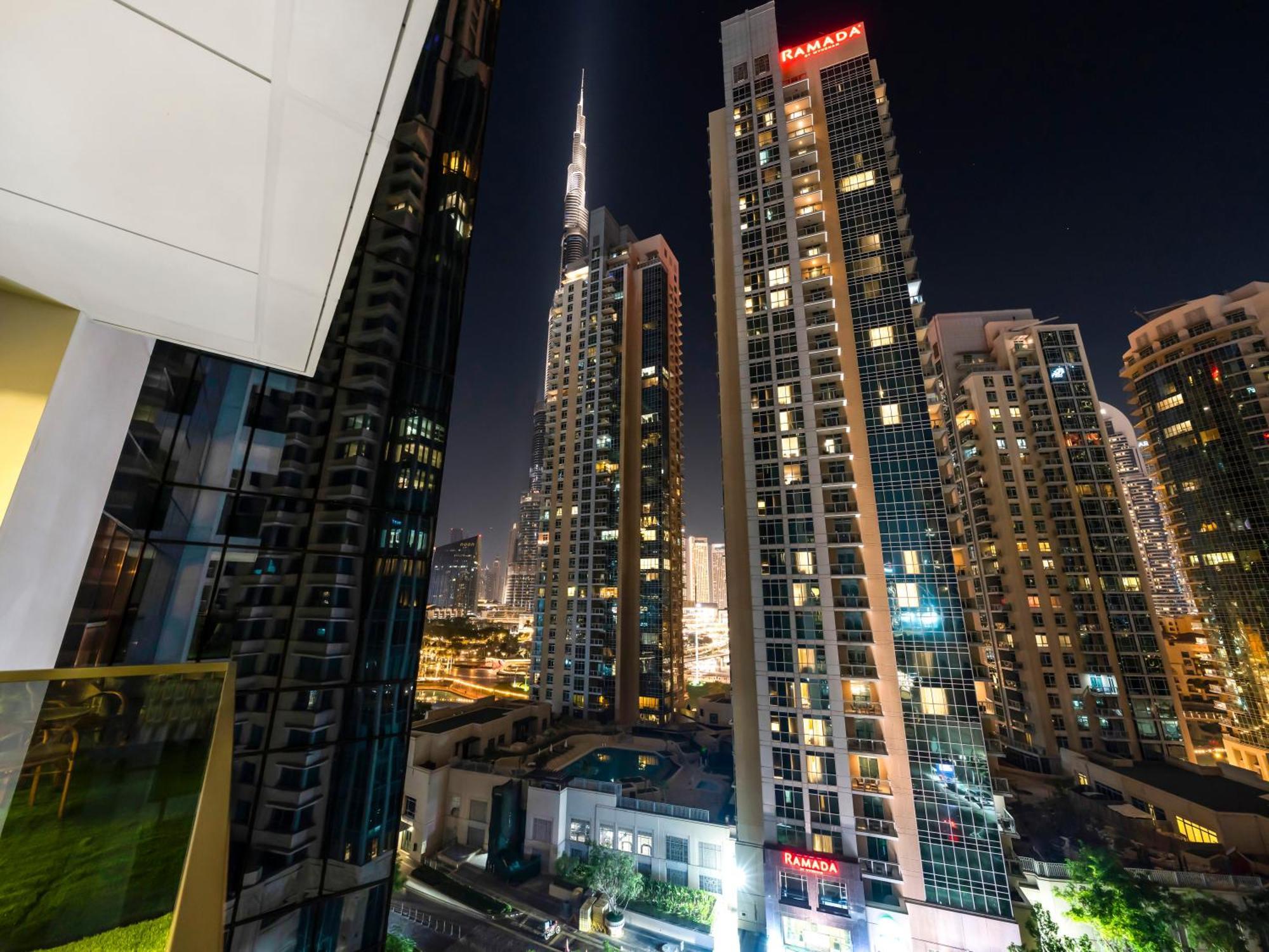 Apartment Luxurious & Spacious 2br L Burj & Fountain Views L Walk To Mall L Pool L Gym *