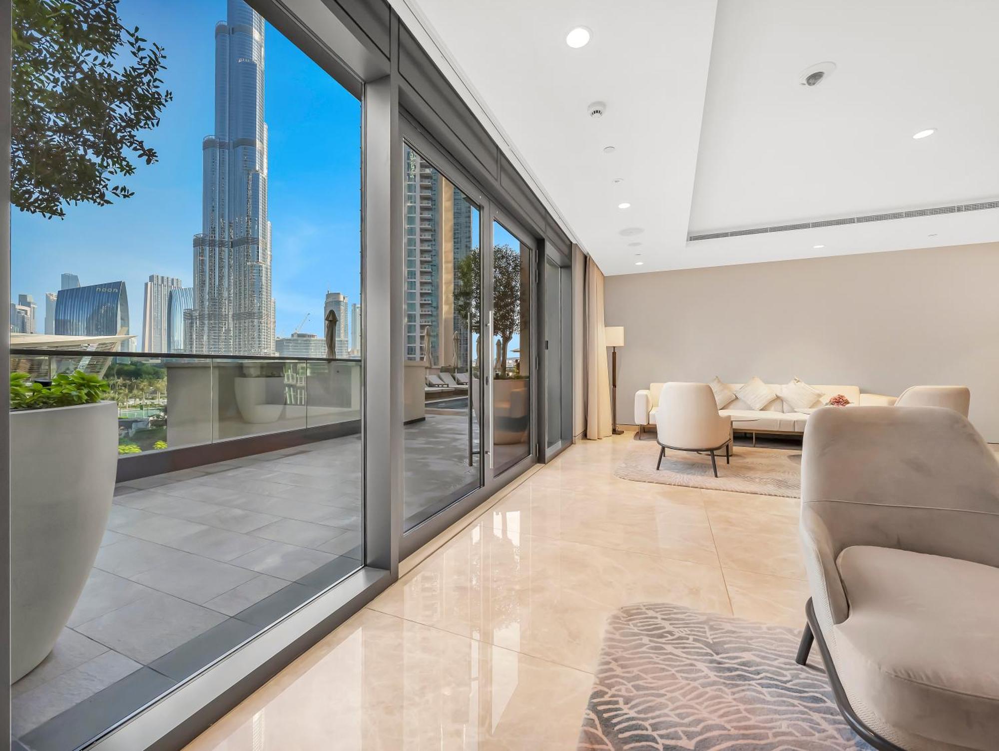 Apartment Luxurious & Spacious 2br L Burj & Fountain Views L Walk To Mall L Pool L Gym