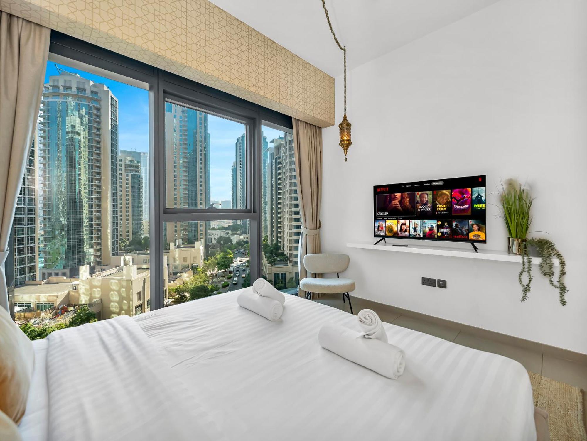 Apartment Luxurious & Spacious 2br L Burj & Fountain Views L Walk To Mall L Pool L Gym *