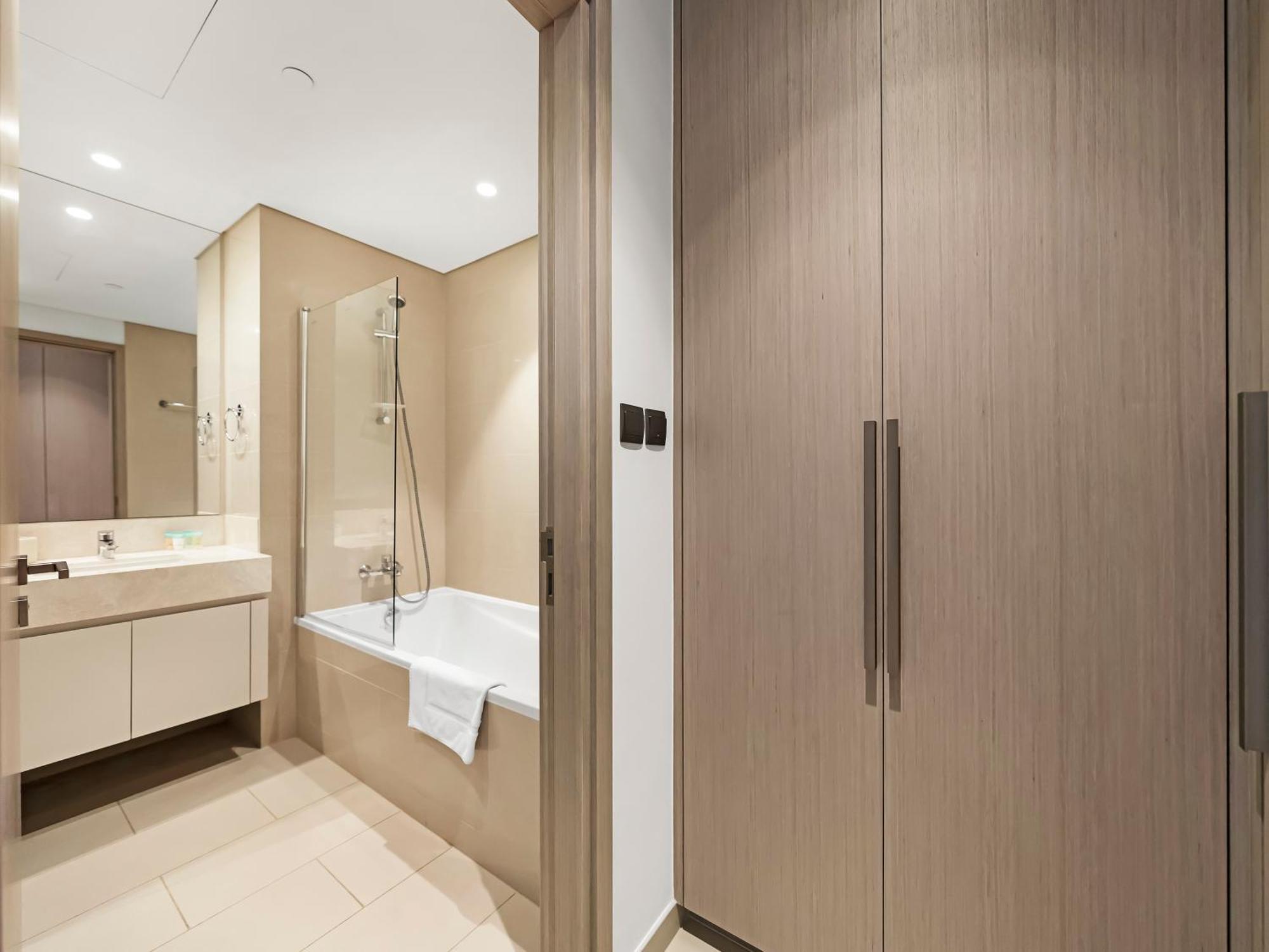 Apartment Luxurious & Spacious 2br L Burj & Fountain Views L Walk To Mall L Pool L Gym Dubai