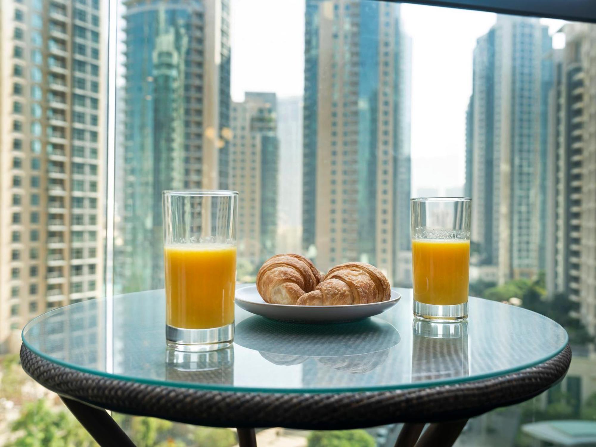 Apartment Luxurious & Spacious 2br L Burj & Fountain Views L Walk To Mall L Pool L Gym *