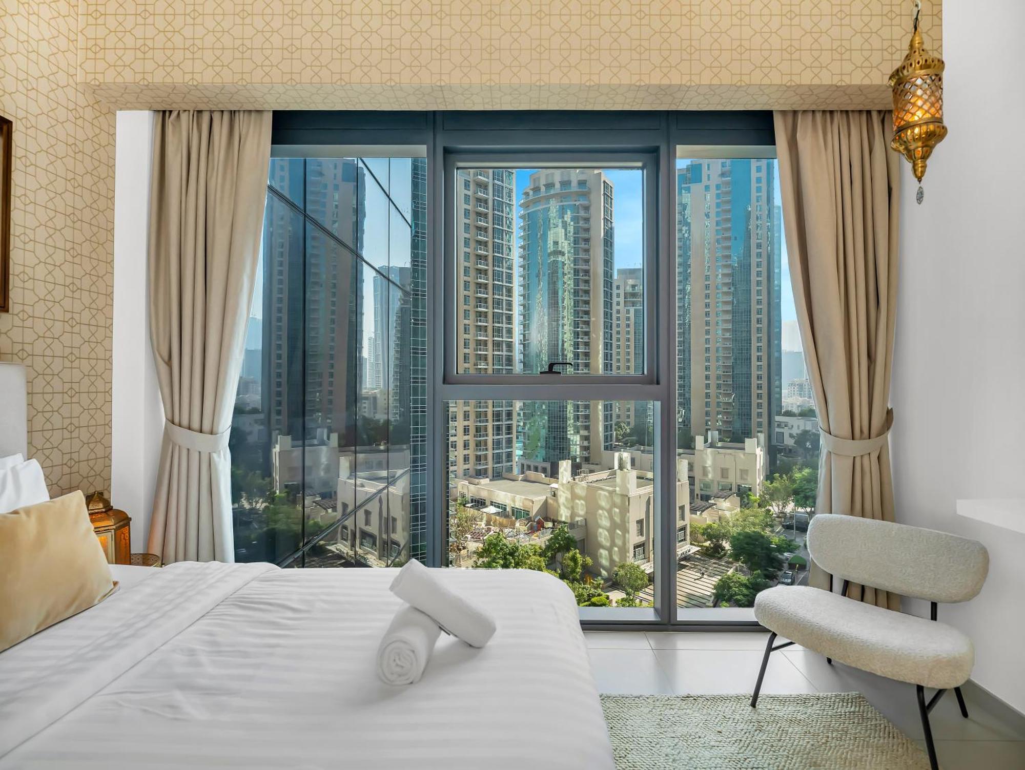 Luxurious & Spacious 2br L Burj & Fountain Views L Walk To Mall L Pool L Gym * Dubai