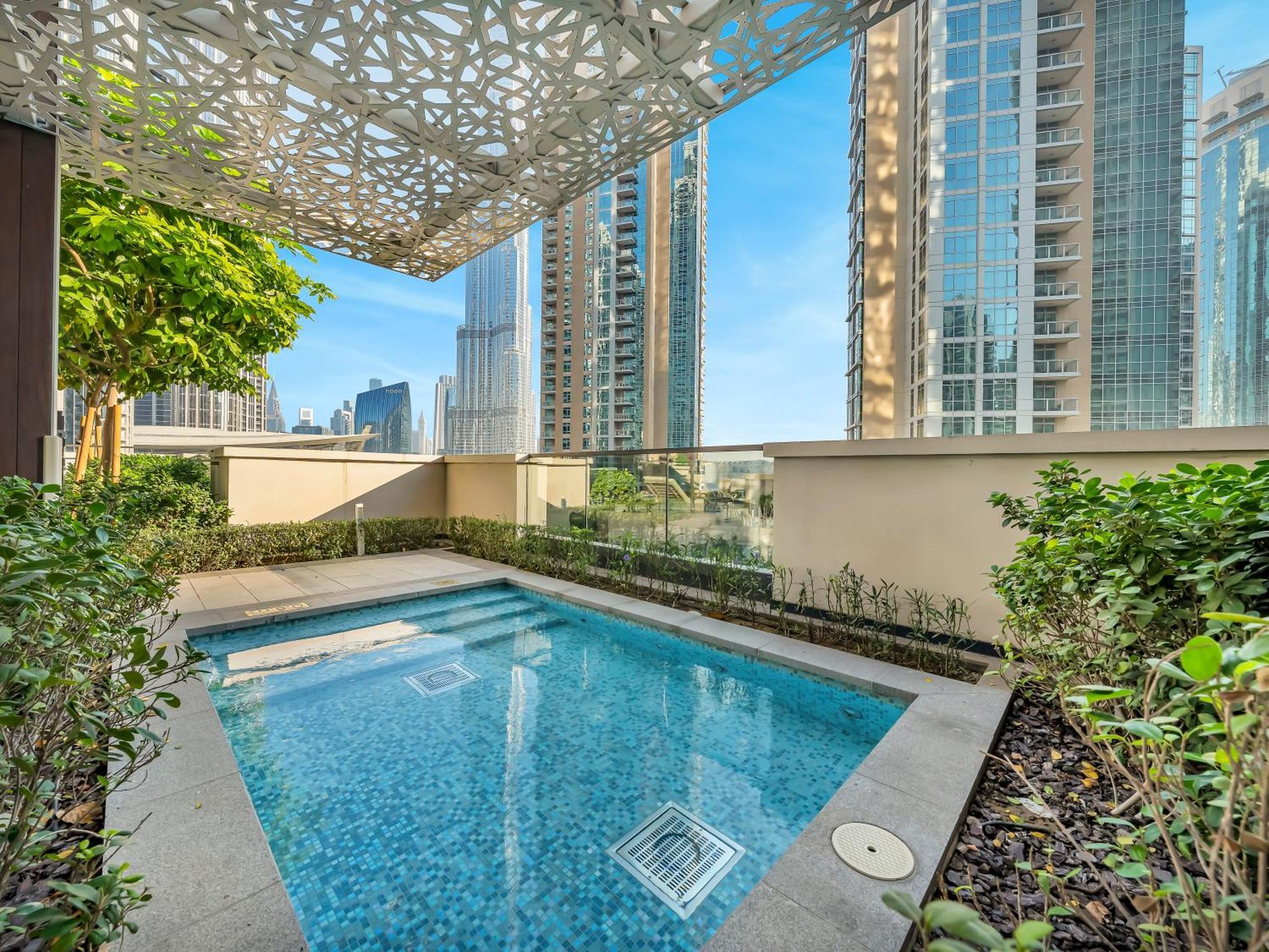 Apartment Luxurious & Spacious 2br L Burj & Fountain Views L Walk To Mall L Pool L Gym