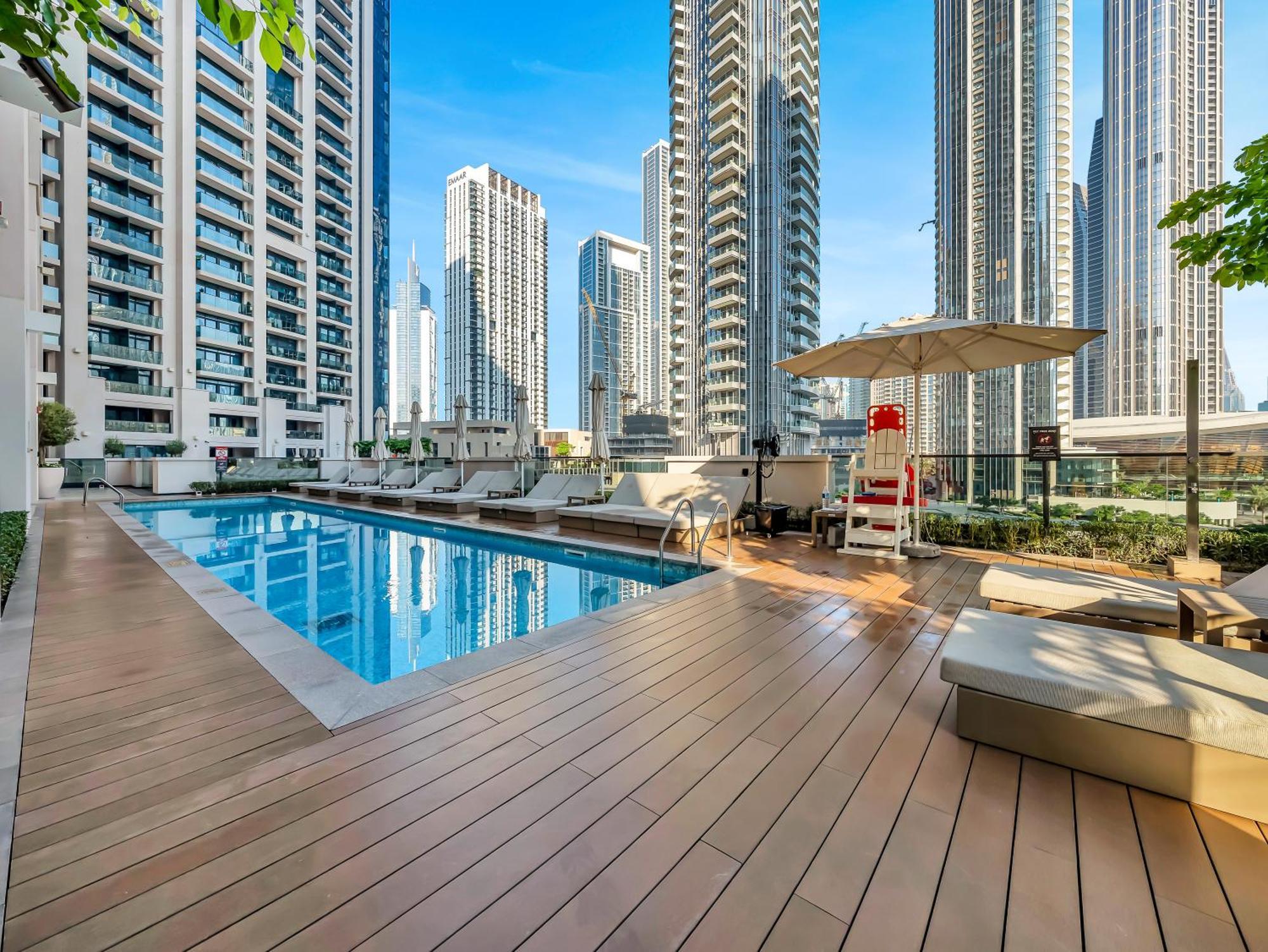 Apartment Luxurious & Spacious 2br L Burj & Fountain Views L Walk To Mall L Pool L Gym *