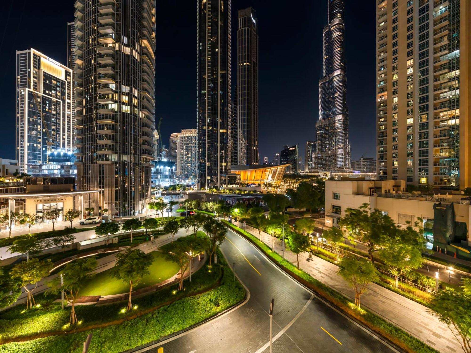 Apartment Luxurious & Spacious 2br L Burj & Fountain Views L Walk To Mall L Pool L Gym Dubai