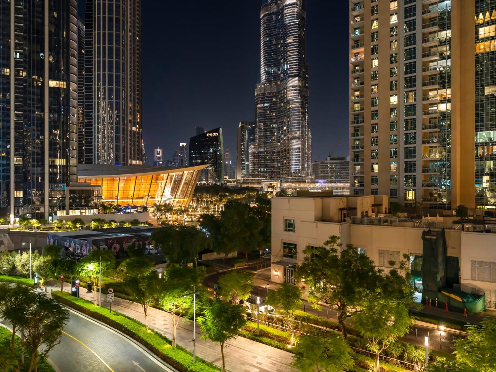 Luxurious & Spacious 2br L Burj & Fountain Views L Walk To Mall L Pool L Gym Apartment *