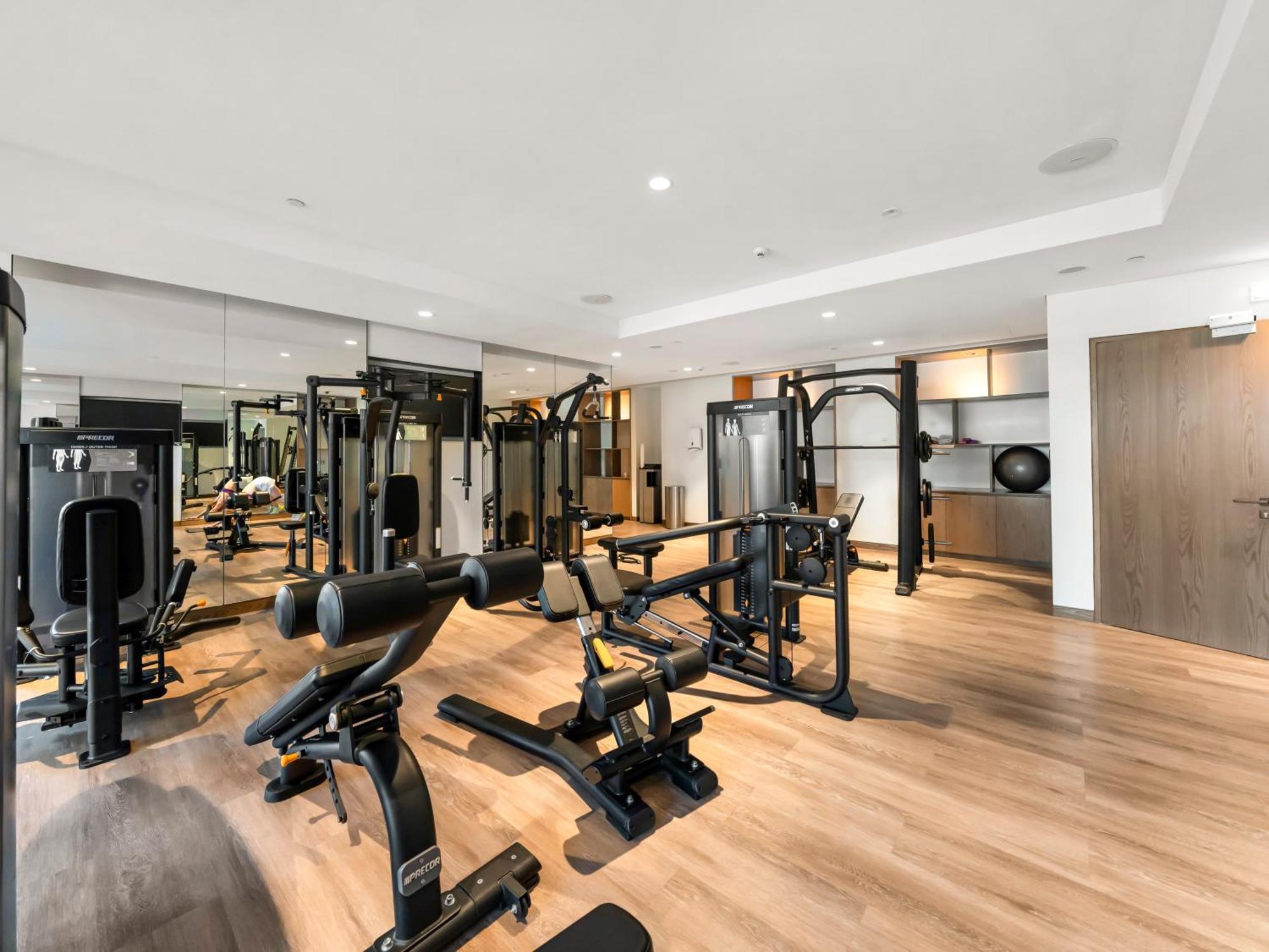 Apartment Luxurious & Spacious 2br L Burj & Fountain Views L Walk To Mall L Pool L Gym Dubai