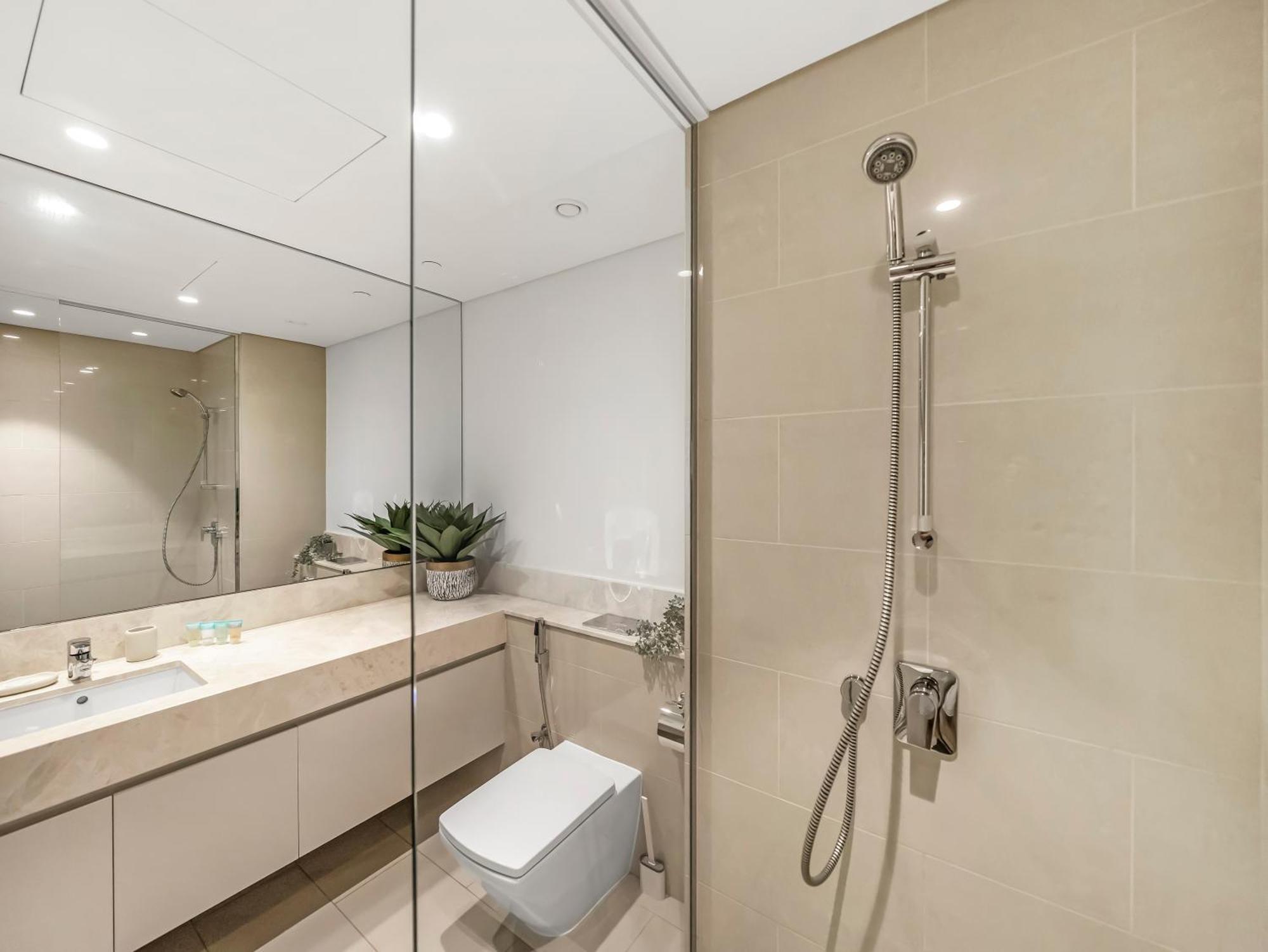 Apartment Luxurious & Spacious 2br L Burj & Fountain Views L Walk To Mall L Pool L Gym *