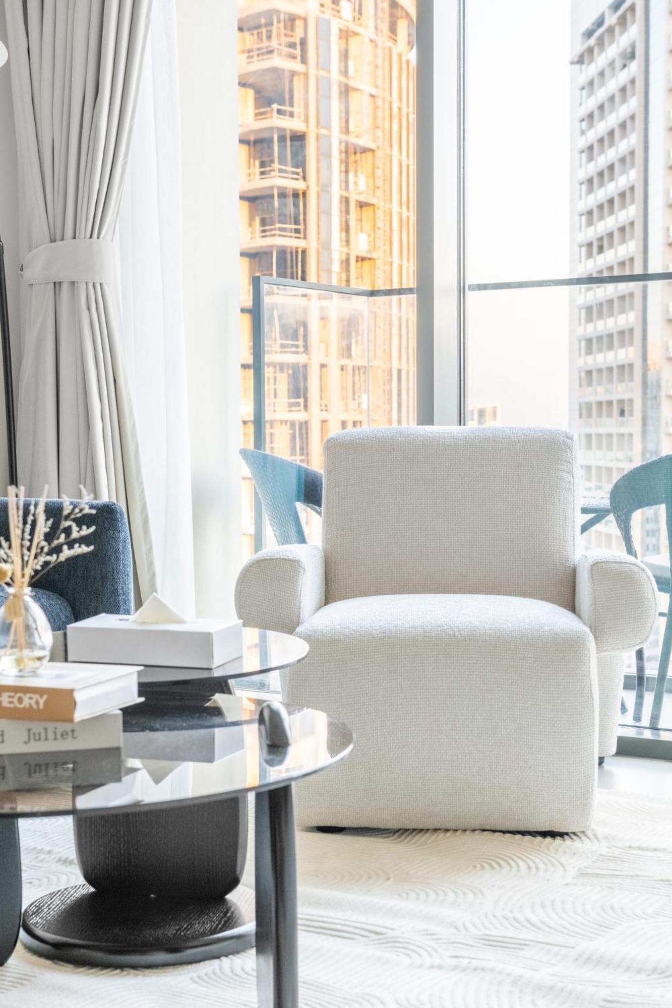 Apartment Elegant 2br In Burj Royale *